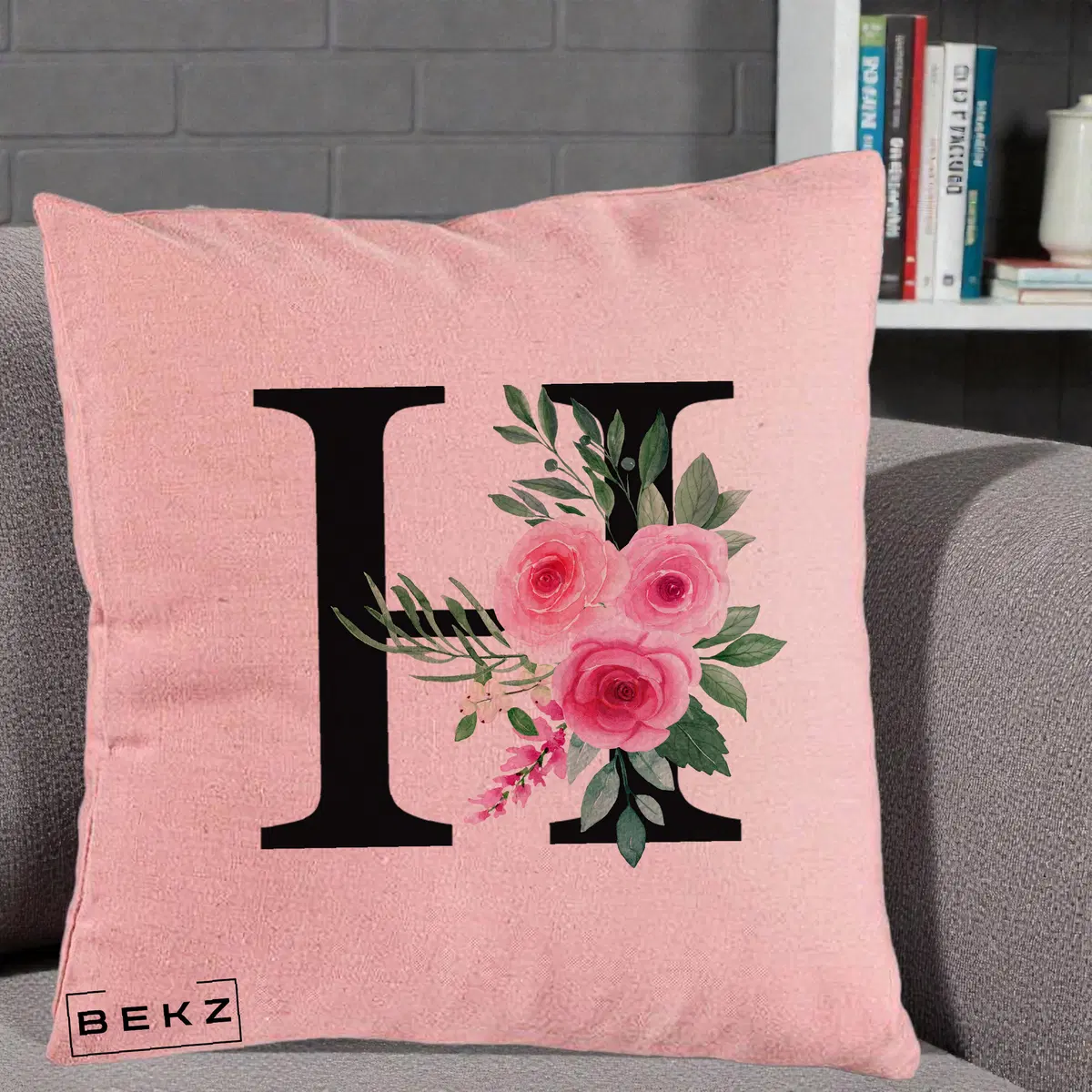Perna Decorativa Monograma Florala Litera H cu Trandafiri Roz, 40x40 cm, Roz, Husa Detasabila, Perna, BEKZ®