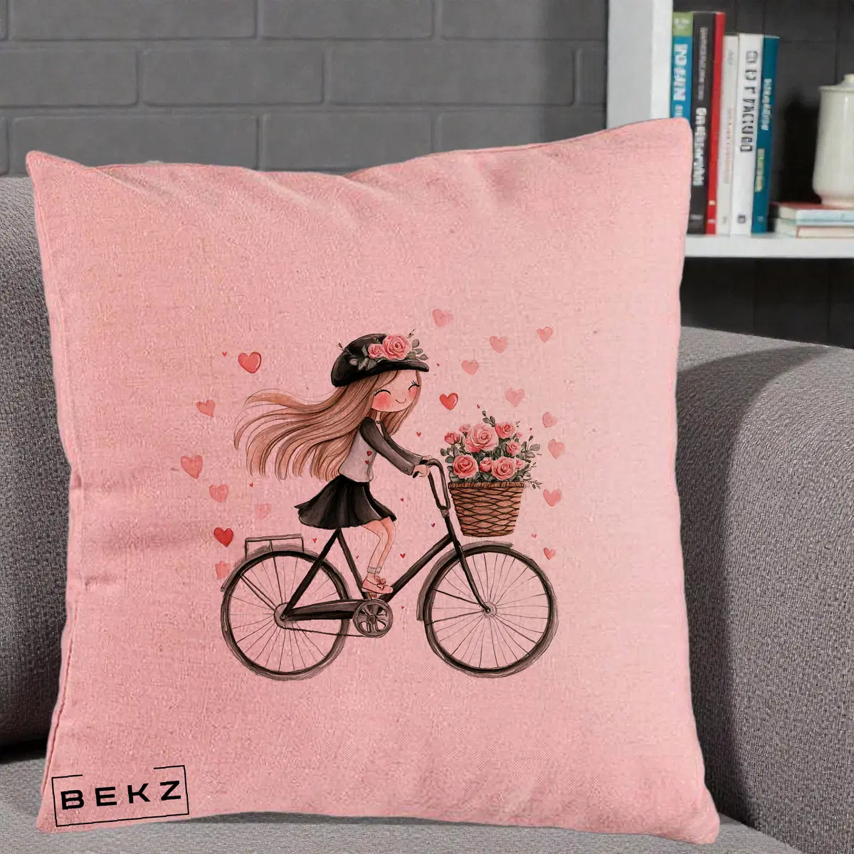 Perna Decorativa Fetita Kawaii pe Bicicleta cu Trandafiri si Inimioare, 40x40 cm, Roz, Husa Detasabila, Perna, BEKZ®