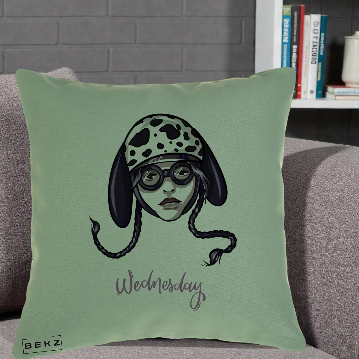 Perna Decorativa Wednesday Addams cu Caine Dalmatian, 40x40 cm, Verde, Husa Detasabila, Perna, BEKZ®