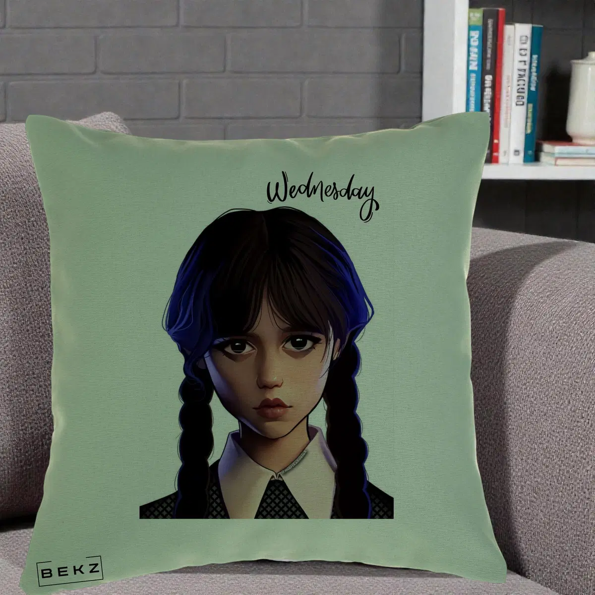 Perna Decorativa Wednesday Addams Portret Realist, 40x40 cm, Verde, Husa Detasabila, Perna, BEKZ®