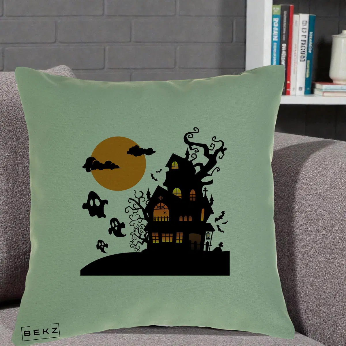 Perna Decorativa Halloween Casa Bantuita cu Fantome, 40x40 cm, Verde, Husa Detasabila, Perna, BEKZ®