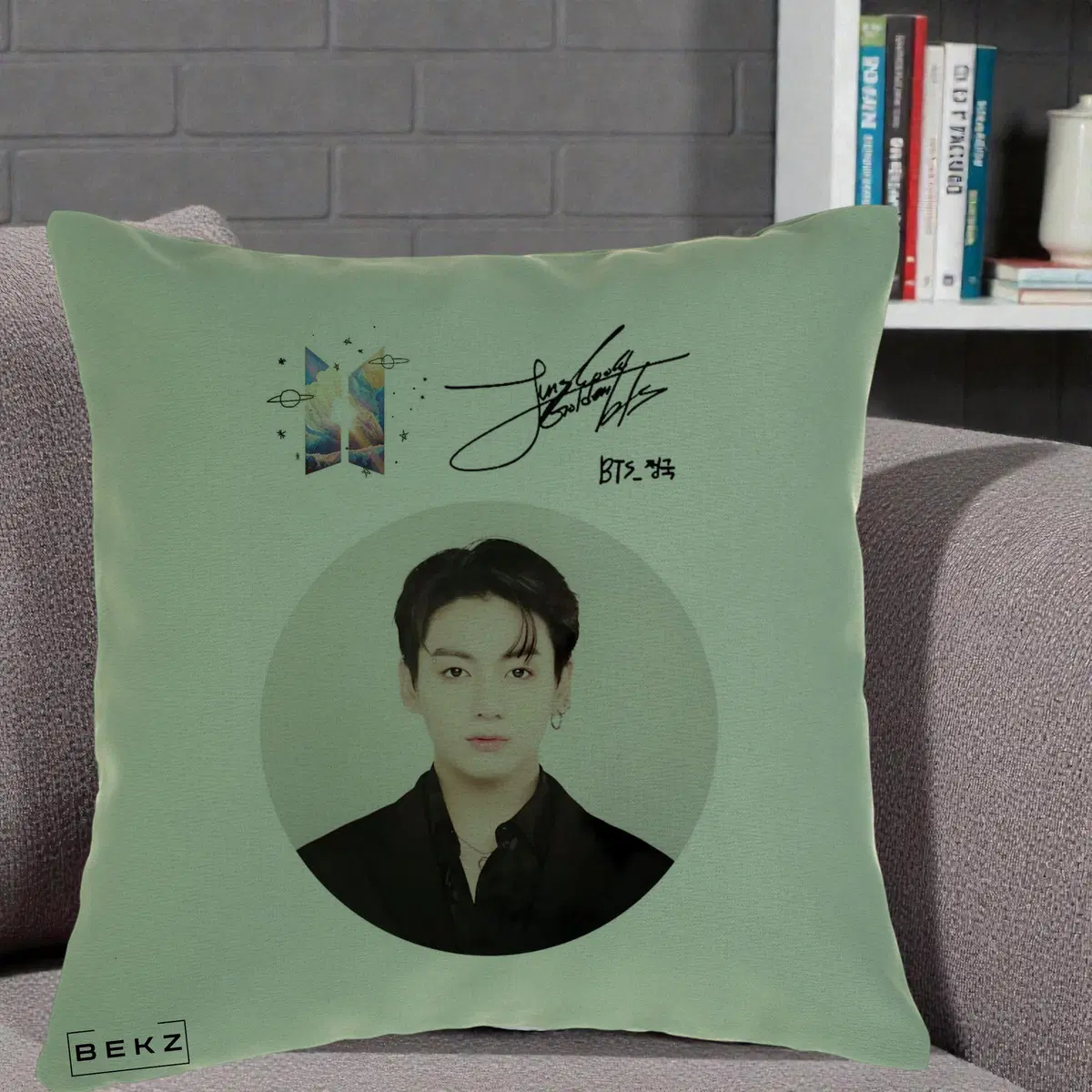 Perna Decorativa BTS Jungkook Portret cu Autograf si Logo, 40x40 cm, Verde, Husa Detasabila, Perna, BEKZ®