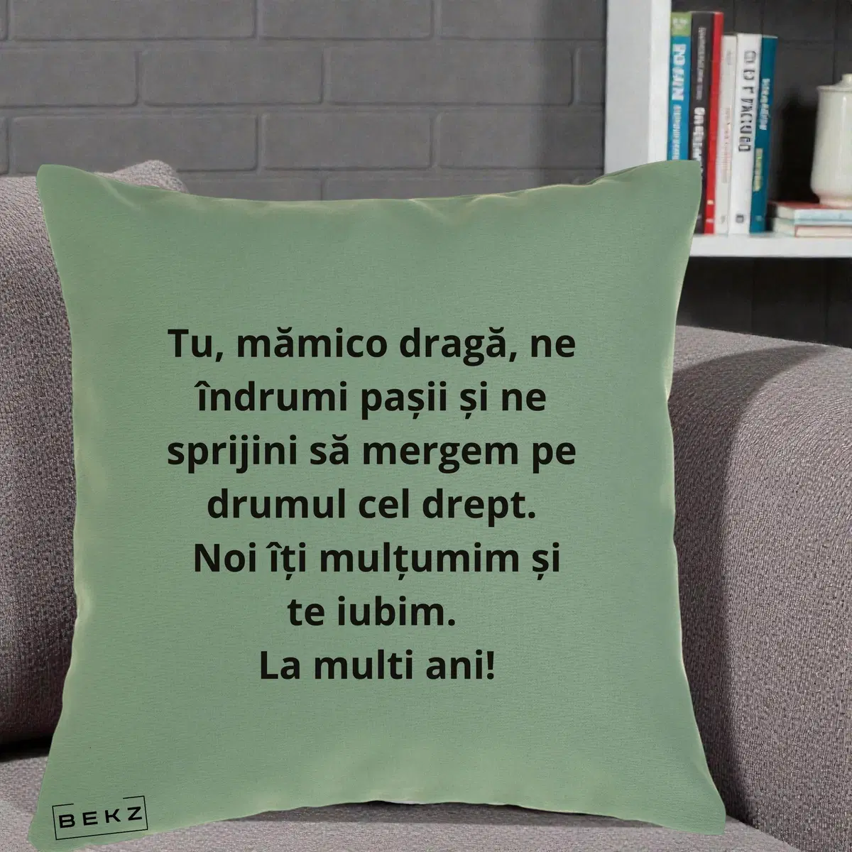 Perna Decorativa Mamico Draga Te Iubim La Multi Ani cu Text Negru, 40x40 cm, Verde, Husa Detasabila, Perna, BEKZ®