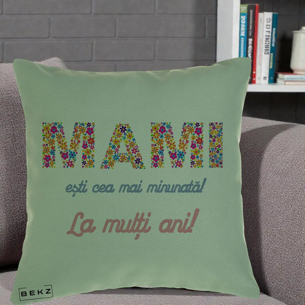 Perna Decorativa Mami Esti Cea mai Minunata La Multi Ani cu Litere Florale, 40x40 cm, Verde, Husa Detasabila, Perna, BEKZ®