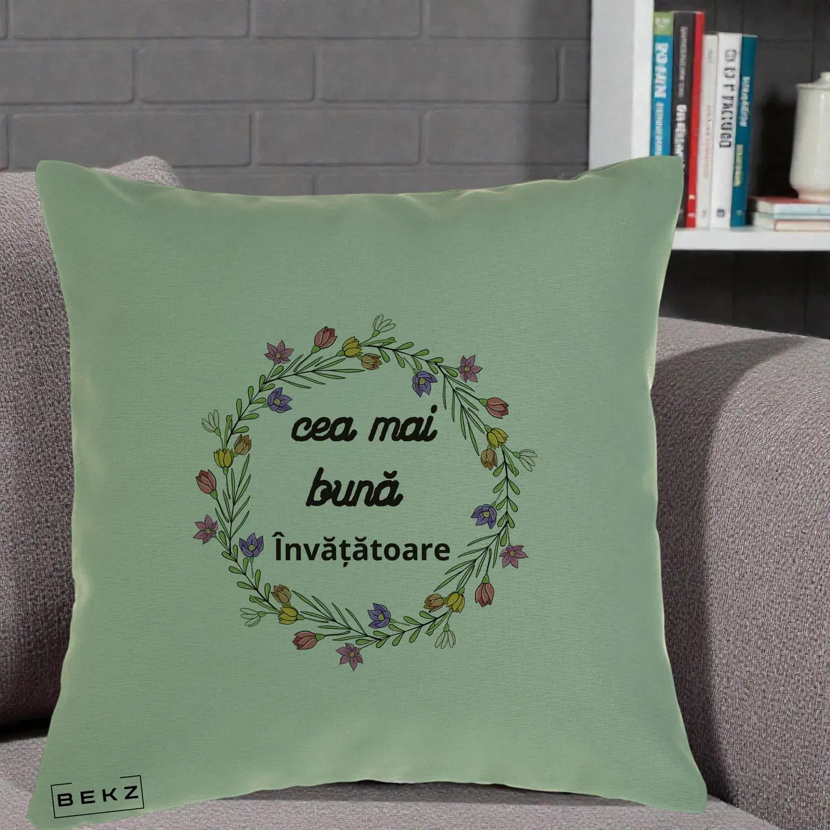 Perna Decorativa Cea mai Buna Invatatore cu Coronita Florala Colorata, 40x40 cm, Verde, Husa Detasabila, Perna, BEKZ®
