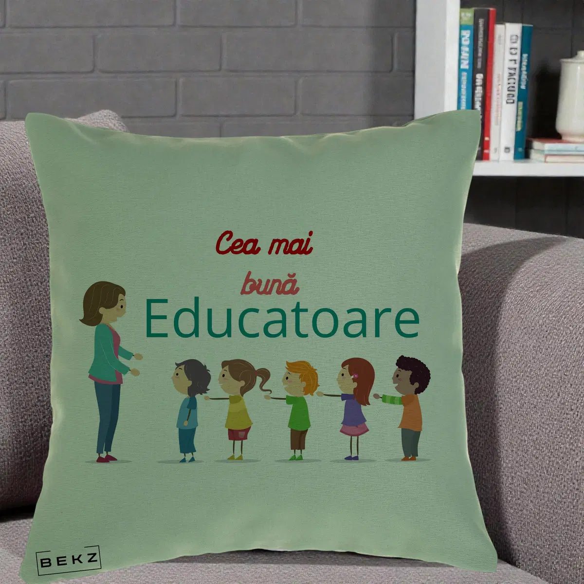 Perna Decorativa Cea mai Buna Educatoare cu Ilustratie Copii si Educatoare, 40x40 cm, Verde, Husa Detasabila, Perna, BEKZ®