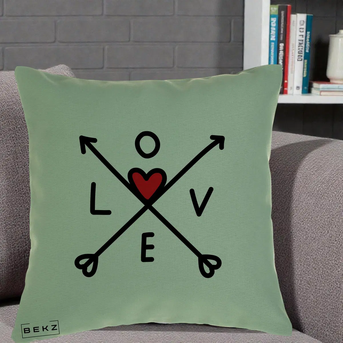 Perna Decorativa Love cu Sageti Incrucisate si Inima Rosie, 40x40 cm, Verde, Husa Detasabila, Perna, BEKZ®