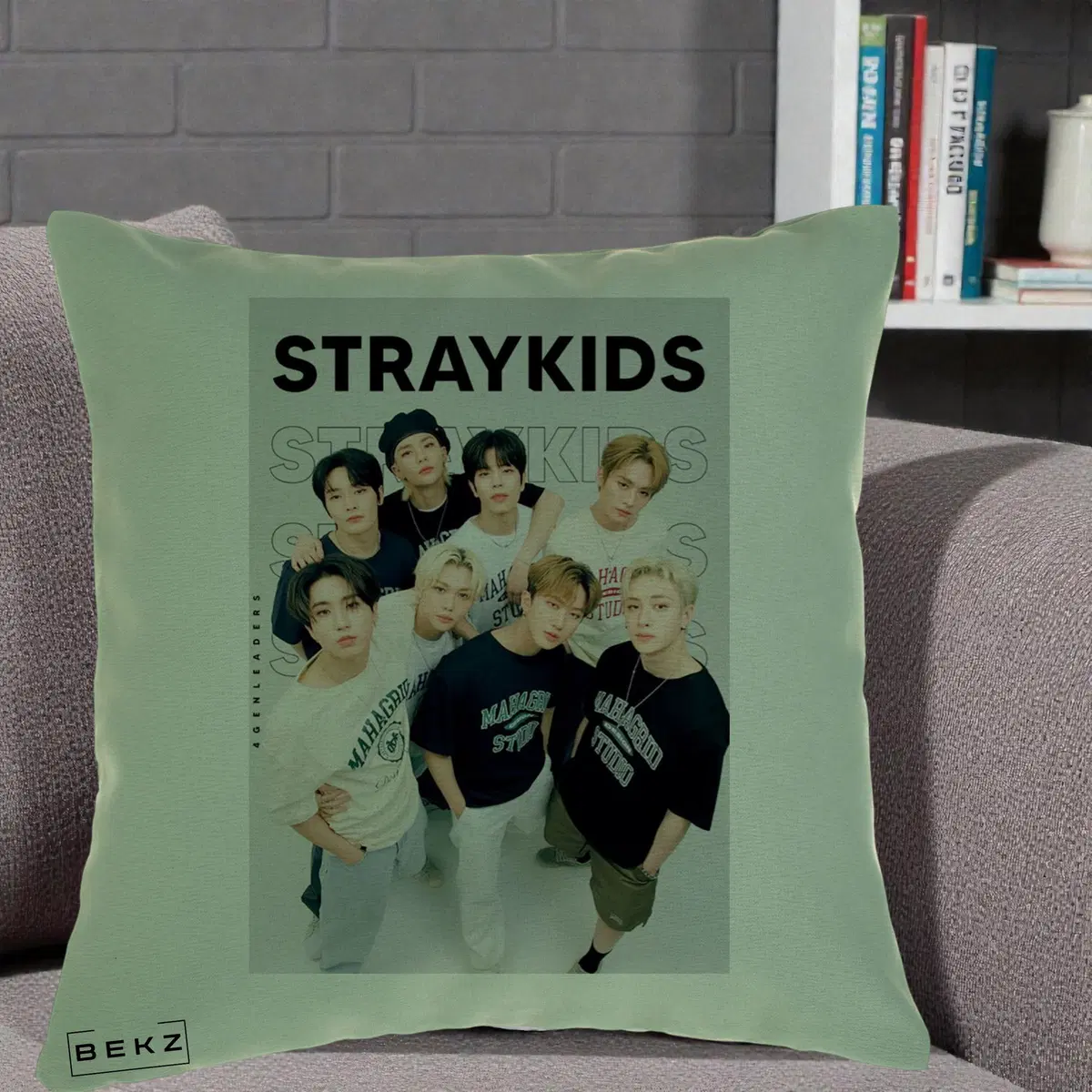 Perna Decorativa Stray Kids STRAYKIDS Alb-Negru cu Foto Grup, 40x40 cm, Verde, Husa Detasabila, Perna, BEKZ®