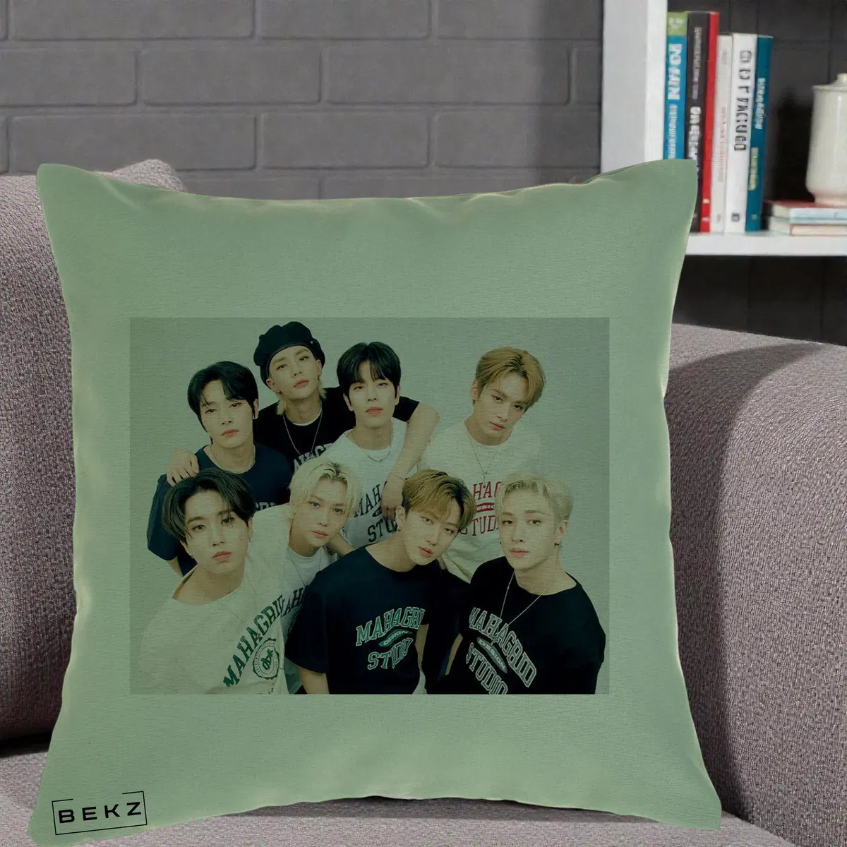 Perna Decorativa Stray Kids Foto Grup pe Fond verde Fara Text, 40x40 cm, Verde, Husa Detasabila, Perna, BEKZ®