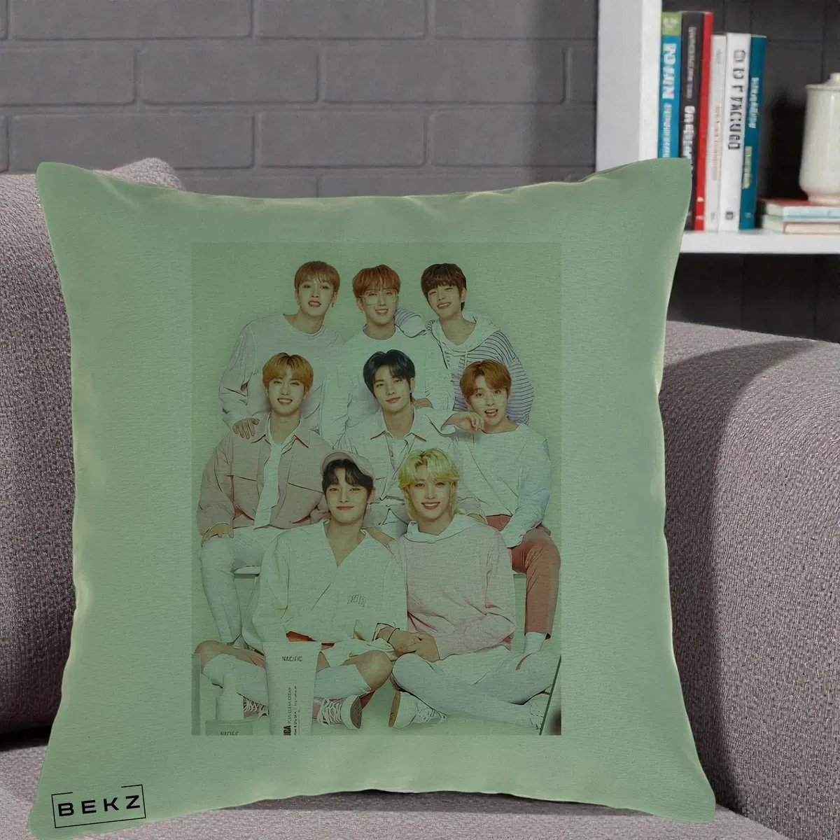 Perna Decorativa Stray Kids Foto Grup Pastel Roz-Alb cu 8 Membrii, 40x40 cm, Verde, Husa Detasabila, Perna, BEKZ®