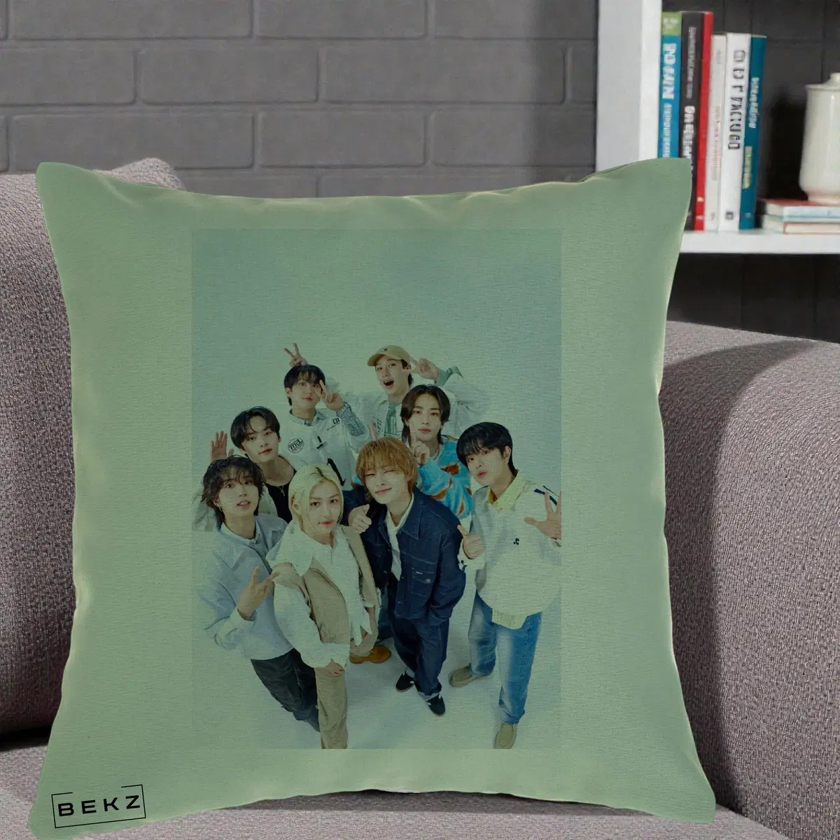 Perna Decorativa Stray Kids Foto Grup Casual Alb cu 8 Membrii de Sus, 40x40 cm, Verde, Husa Detasabila, Perna, BEKZ®