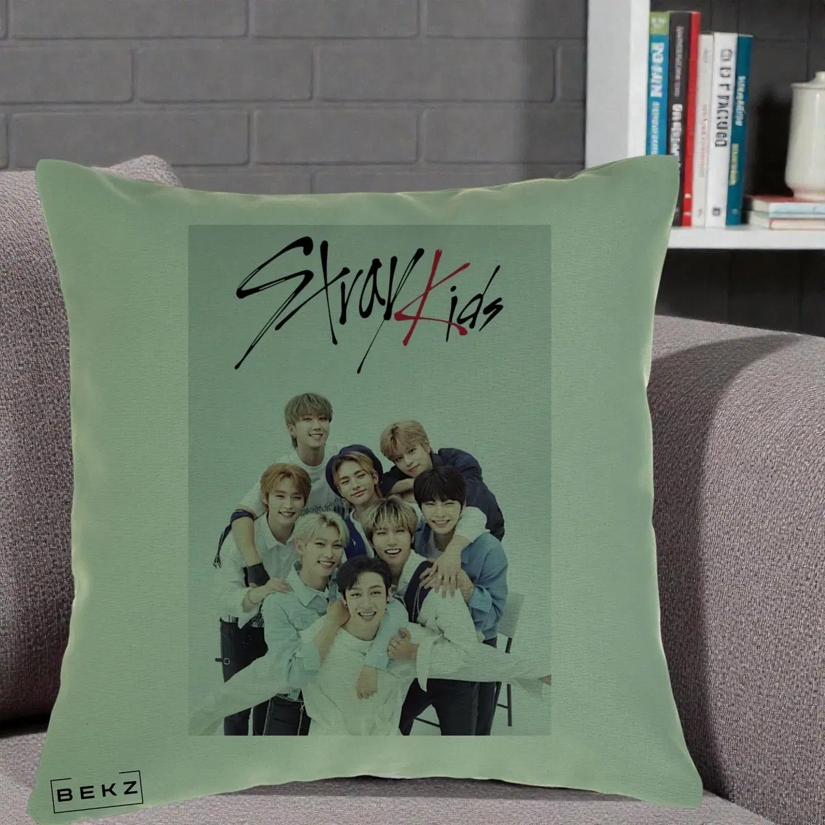 Perna Decorativa Stray Kids Logo cu Foto Grup Casual Alb-Albastru, 40x40 cm, Verde, Husa Detasabila, Perna, BEKZ®