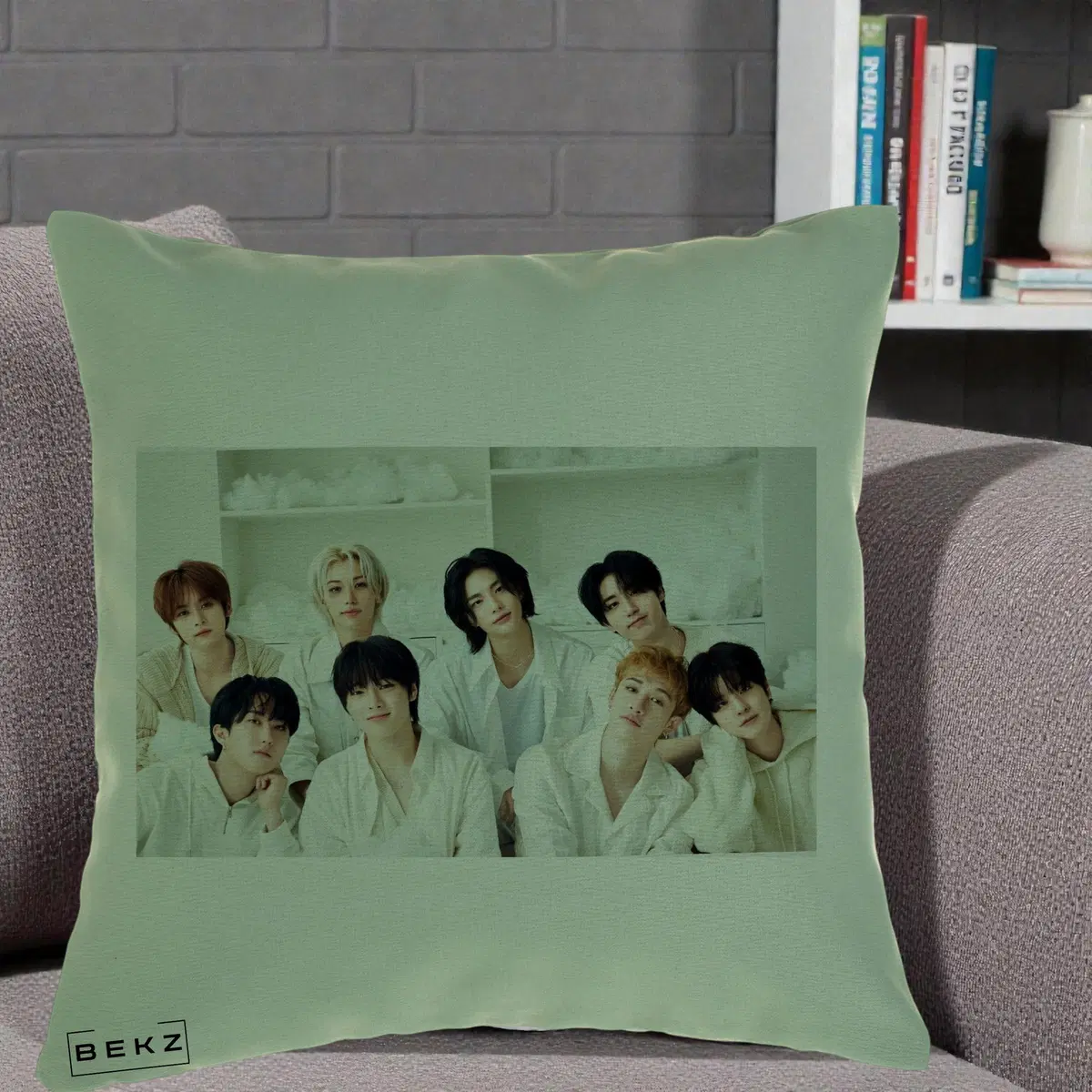 Perna Decorativa Stray Kids Foto Grup All-White Landscape pe Fond verde, 40x40 cm, Verde, Husa Detasabila, Perna, BEKZ®