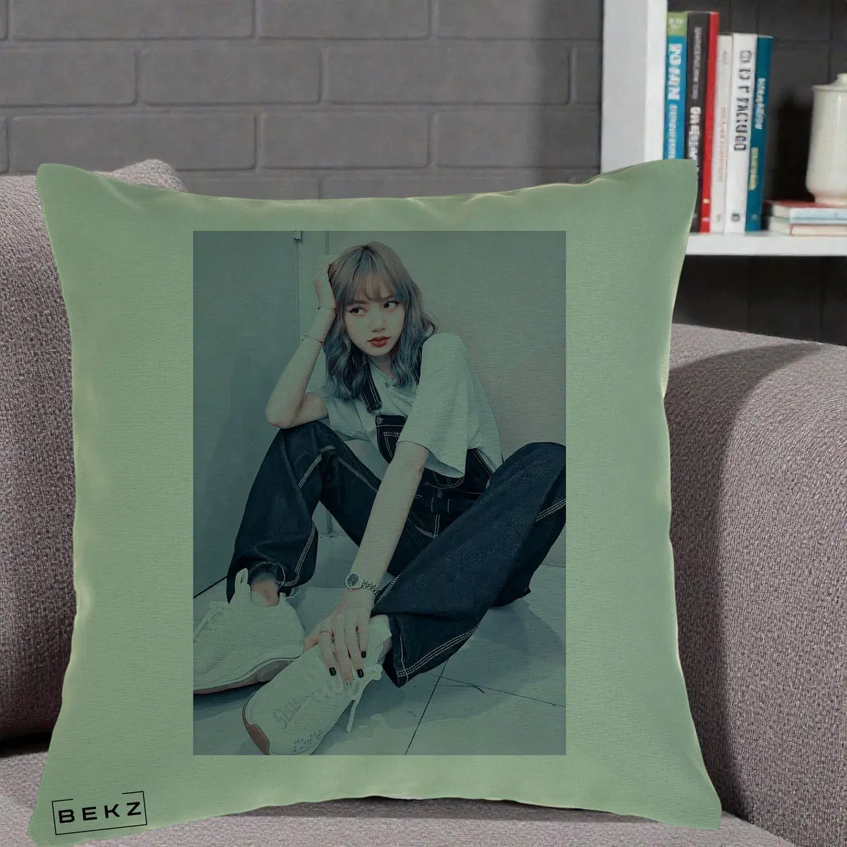 Perna Decorativa BLACKPINK Lisa Portrait Roz Athleisure pe Fond Roz, 40x40 cm, Verde, Husa Detasabila, Perna, BEKZ®