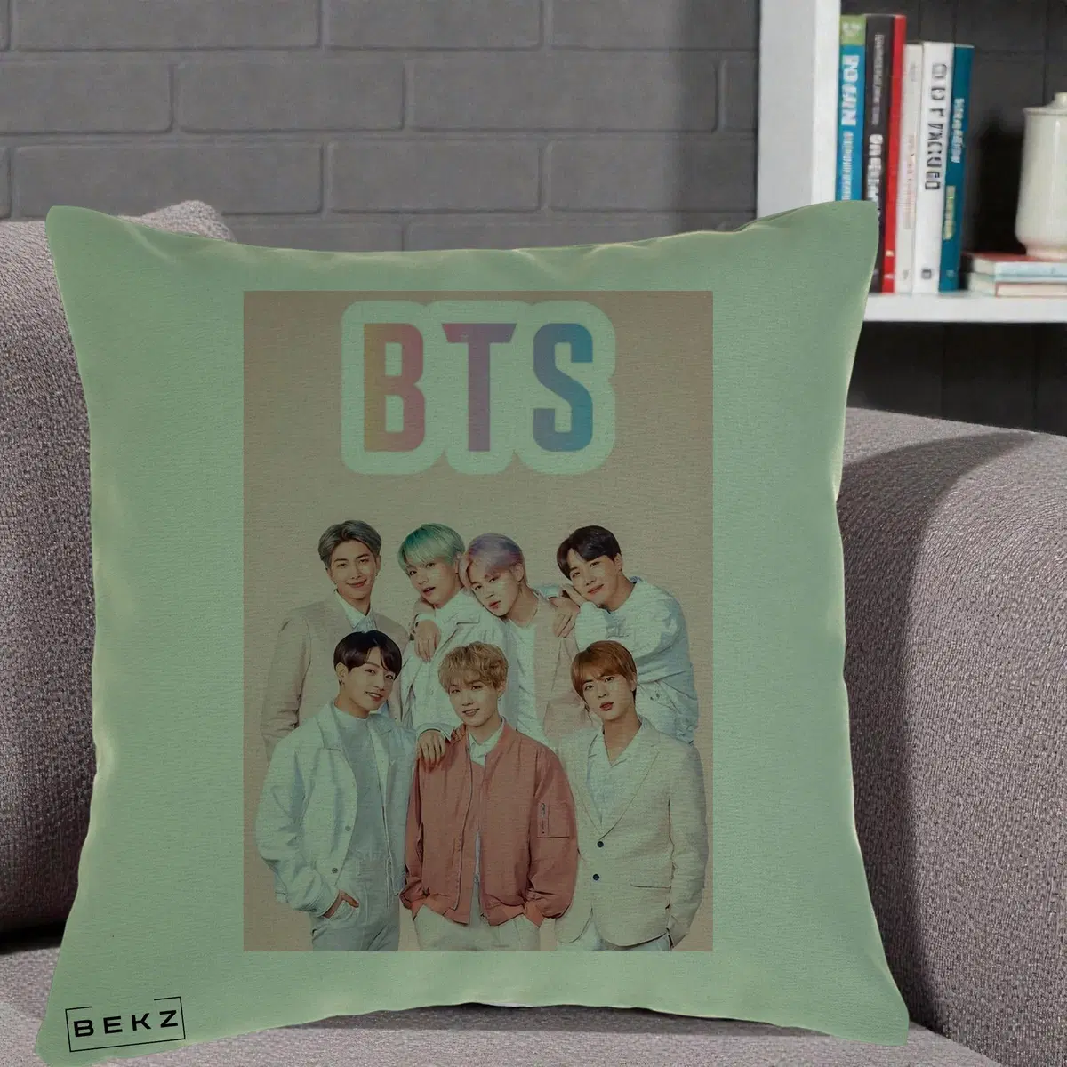 Perna Decorativa BTS Foto Grup cu Logo BTS si Fond Roz Pastel, 40x40 cm, Verde, Husa Detasabila, Perna, BEKZ®