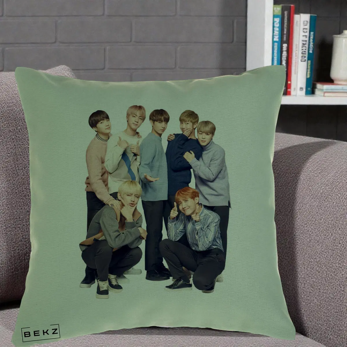 Perna Decorativa BTS Foto Grup In Picioare Casual Tricoturi pe Fond verde, 40x40 cm, Verde, Husa Detasabila, Perna, BEKZ®