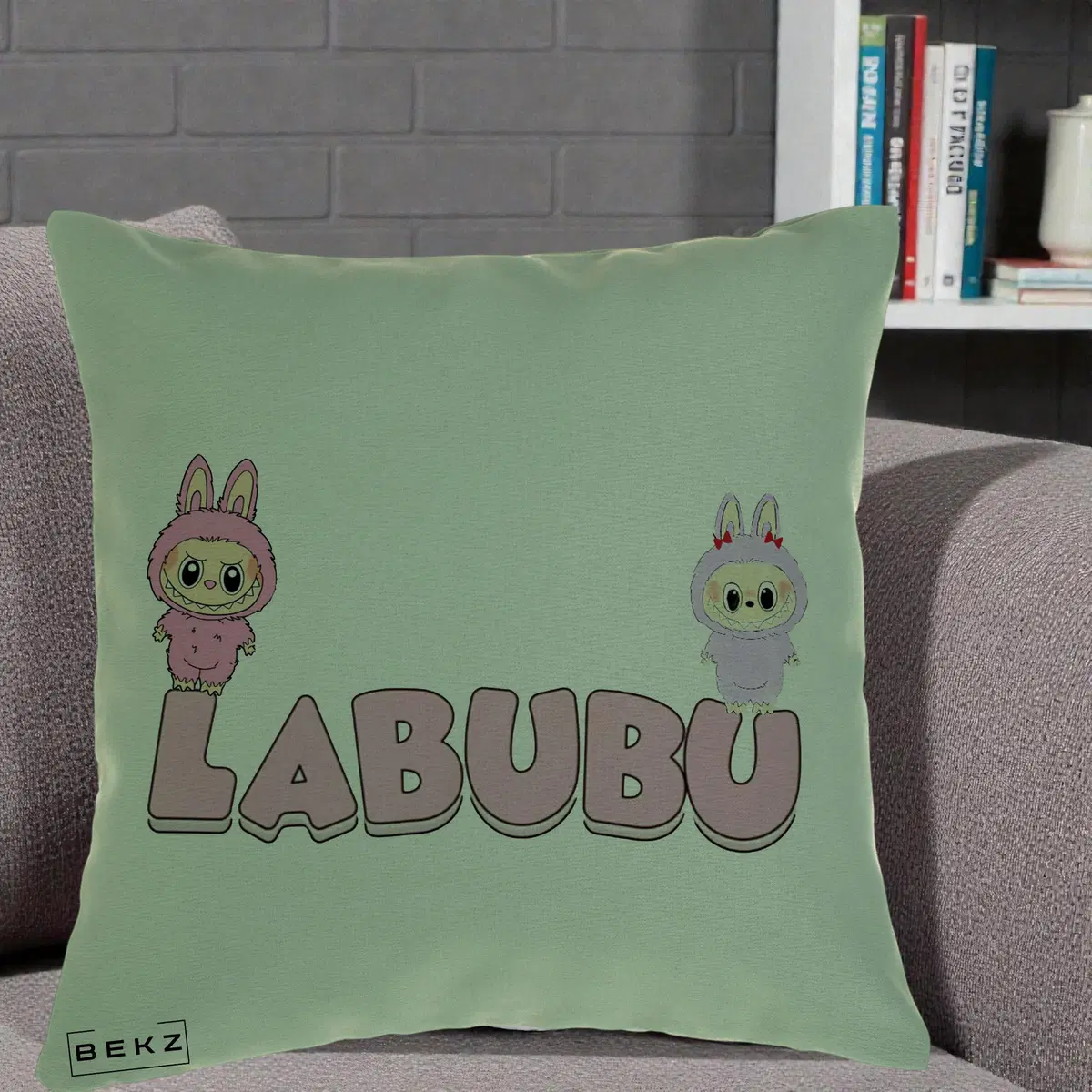 Perna Decorativa Labubu Duo Roz-Lila cu Text, 40x40 cm, Verde, Husa Detasabila, Perna, BEKZ®