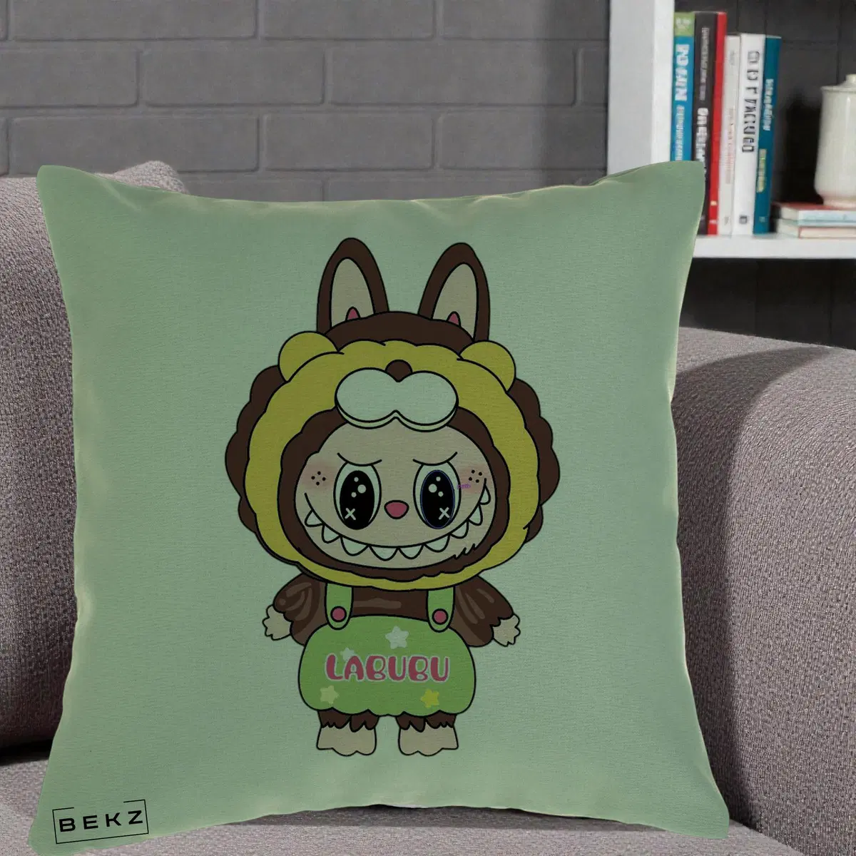 Perna Decorativa Labubu Leu Galben cu Salopeta, 40x40 cm, Verde, Husa Detasabila, Perna, BEKZ®