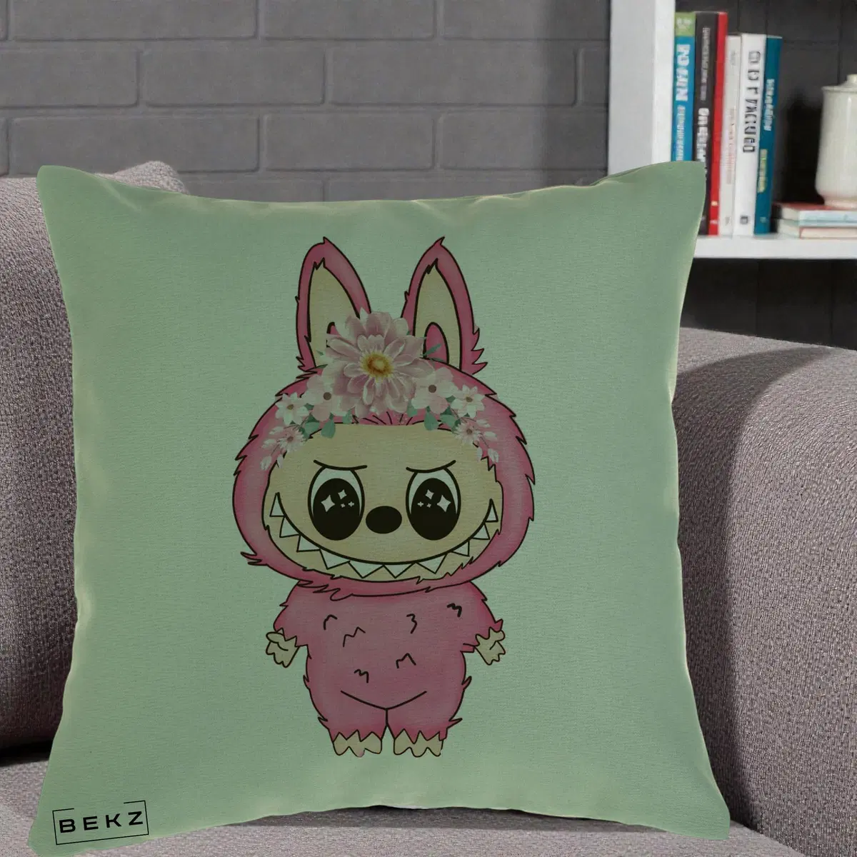 Perna Decorativa Labubu Roz cu Coroana Florala, 40x40 cm, Verde, Husa Detasabila, Perna, BEKZ®