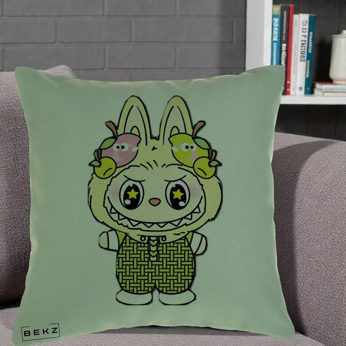 Perna Decorativa Labubu Galben cu Mere si Salopeta, 40x40 cm, Verde, Husa Detasabila, Perna, BEKZ®