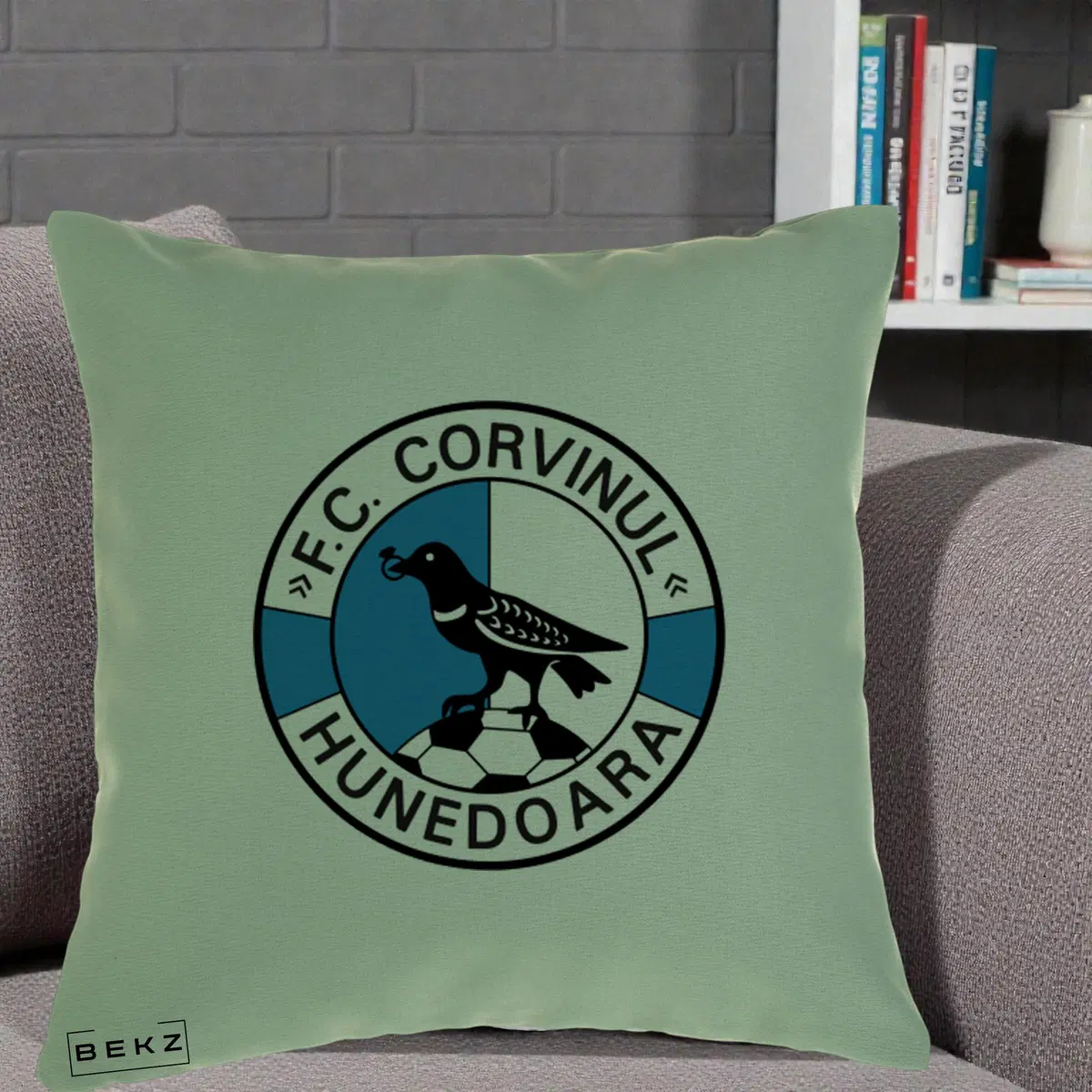 Perna Decorativa FC Corvinul Hunedoara Fotbal, 40x40 cm, Verde, Husa Detasabila, Perna, BEKZ®