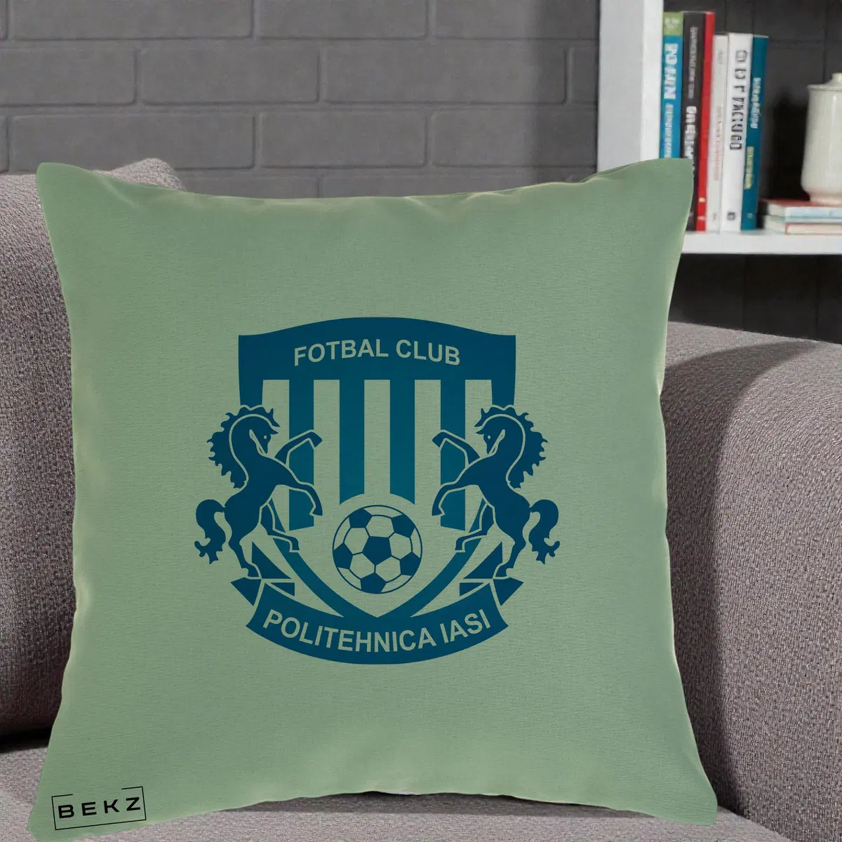 Perna Decorativa FC Politehnica Iasi Fotbal, 40x40 cm, Verde, Husa Detasabila, Perna, BEKZ®
