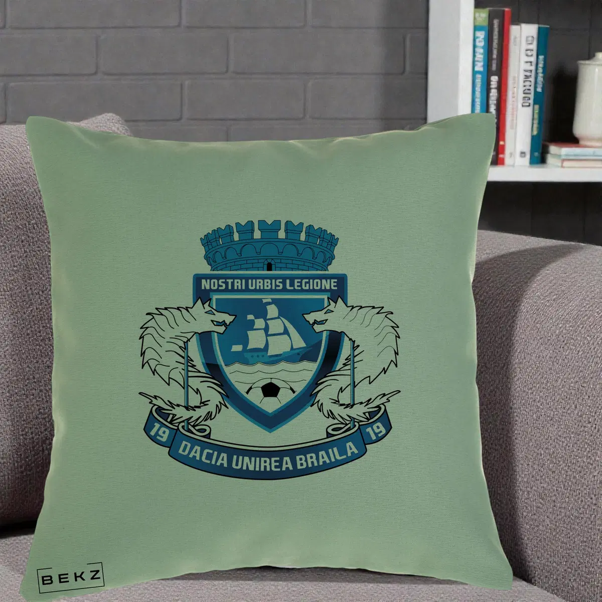 Perna Decorativa Dacia Unirea Braila 1919 Fotbal, 40x40 cm, Verde, Husa Detasabila, Perna, BEKZ®