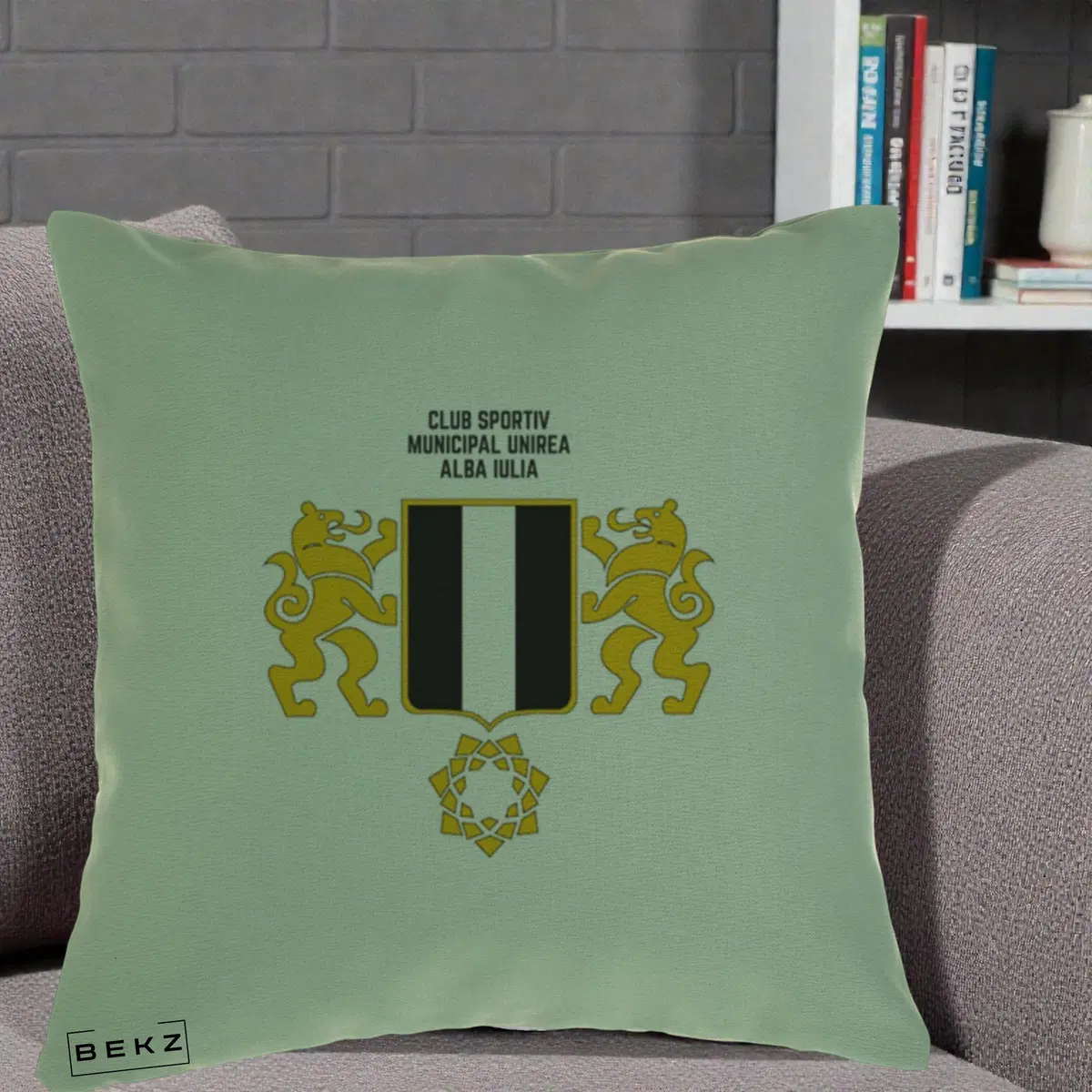 Perna Decorativa CSM Unirea Alba Iulia Fotbal, 40x40 cm, Verde, Husa Detasabila, Perna, BEKZ®