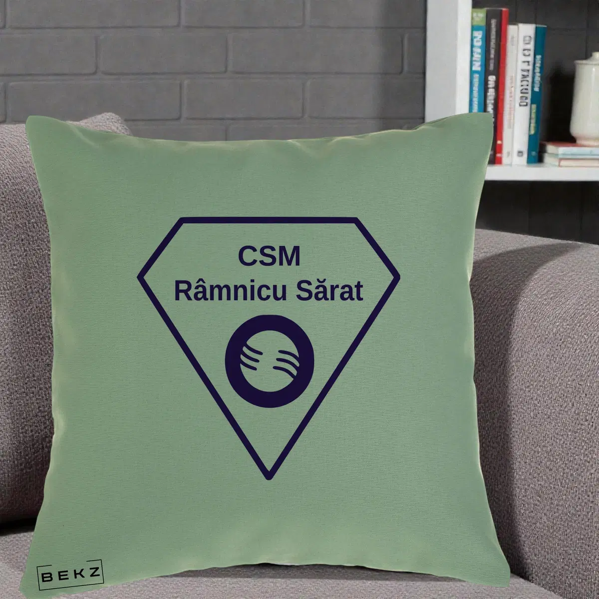 Perna Decorativa CSM Ramnicu Sarat Fotbal, 40x40 cm, Verde, Husa Detasabila, Perna, BEKZ®
