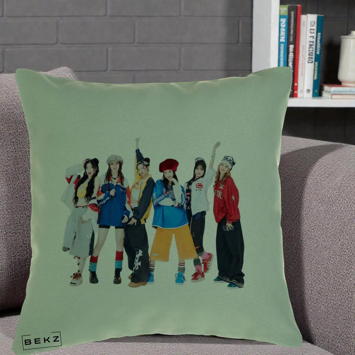 Perna Decorativa Grup K-pop Fete in Picioare Foto, 40x40 cm, Verde, Husa Detasabila, Perna, BEKZ®