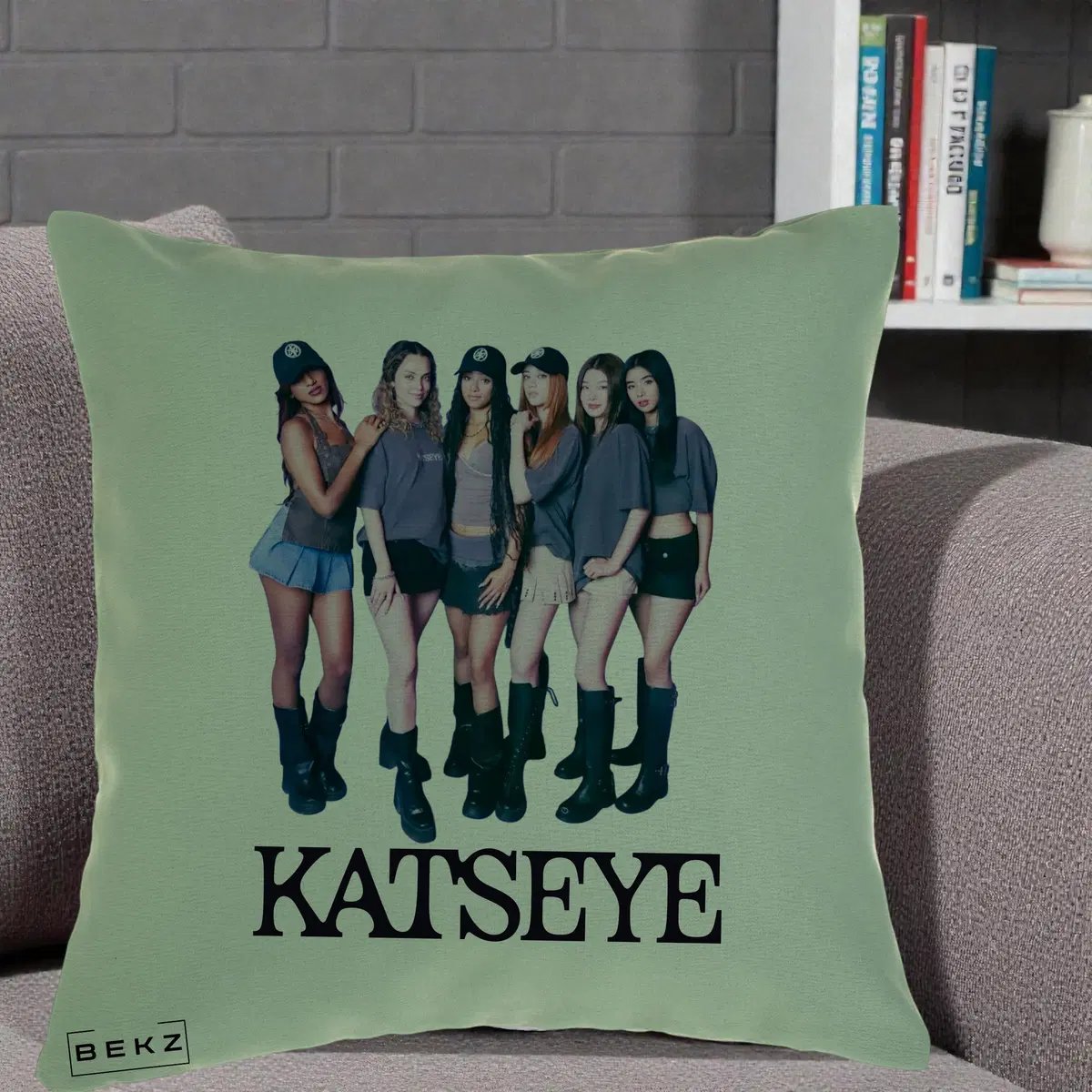 Perna Decorativa KATSEYE Grup Foto Tinute Gri, 40x40 cm, Verde, Husa Detasabila, Perna, BEKZ®