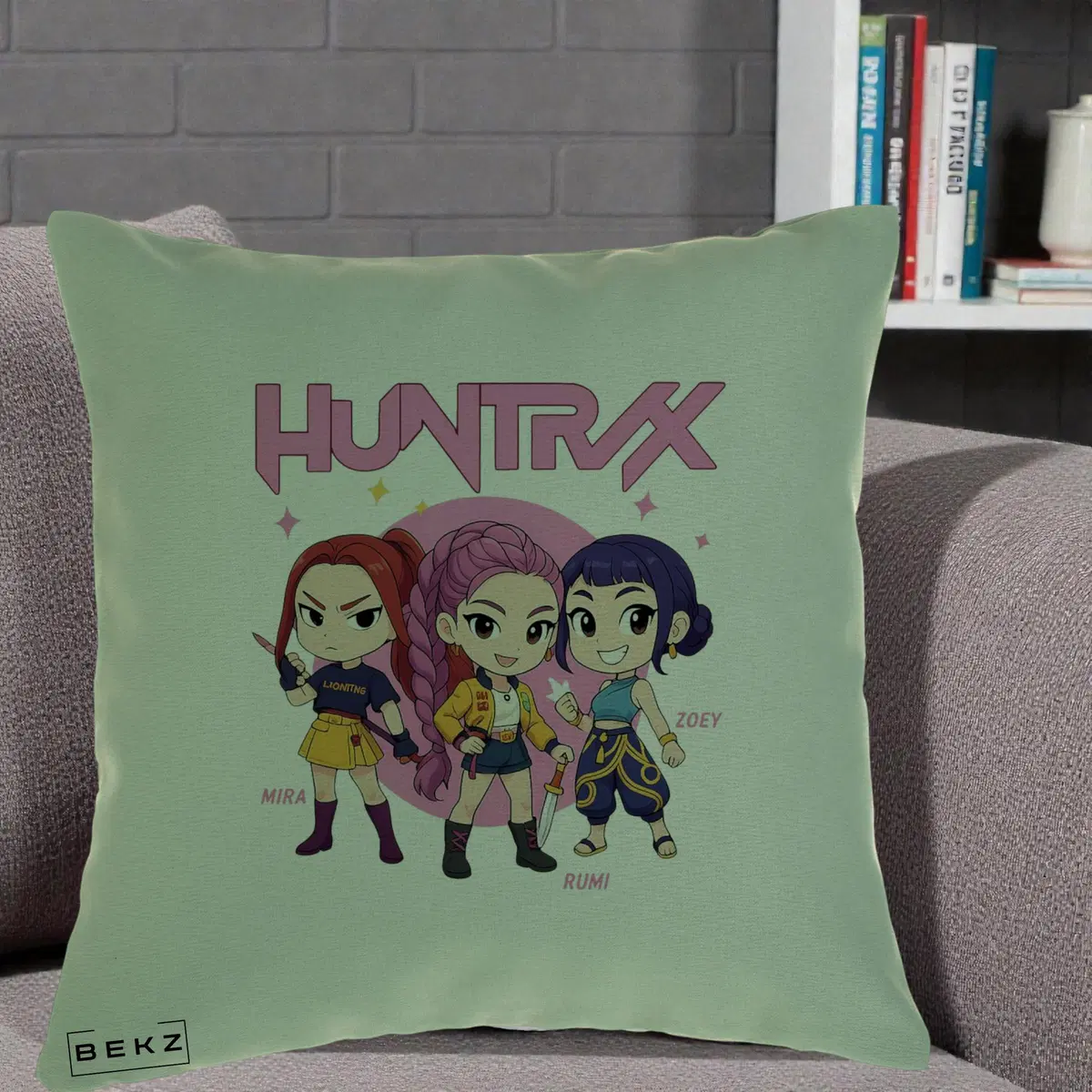 Perna Decorativa HUNTRX Trio Chibi cu Arme, 40x40 cm, Verde, Husa Detasabila, Perna, BEKZ®