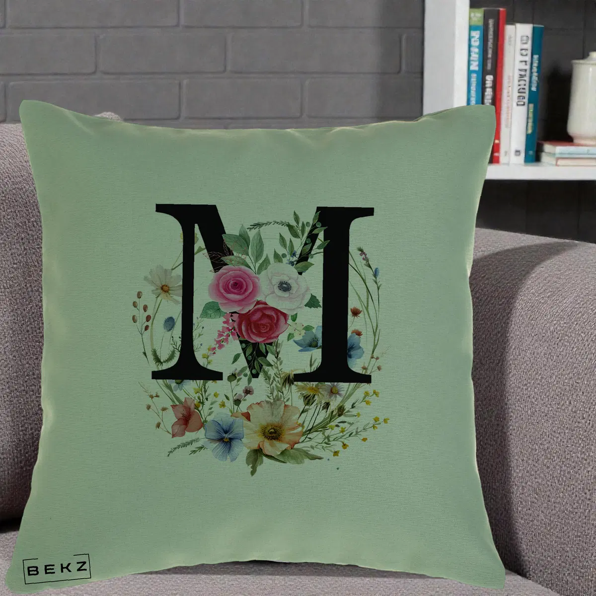 Perna Decorativa Monogram Litera M cu Flori Acuarela, 40x40 cm, Verde, Husa Detasabila, Perna, BEKZ®