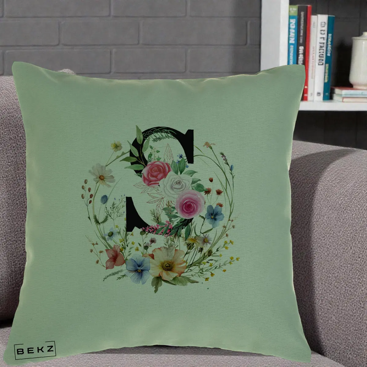 Perna Decorativa Monogram Litera S cu Flori Acuarela, 40x40 cm, Verde, Husa Detasabila, Perna, BEKZ®