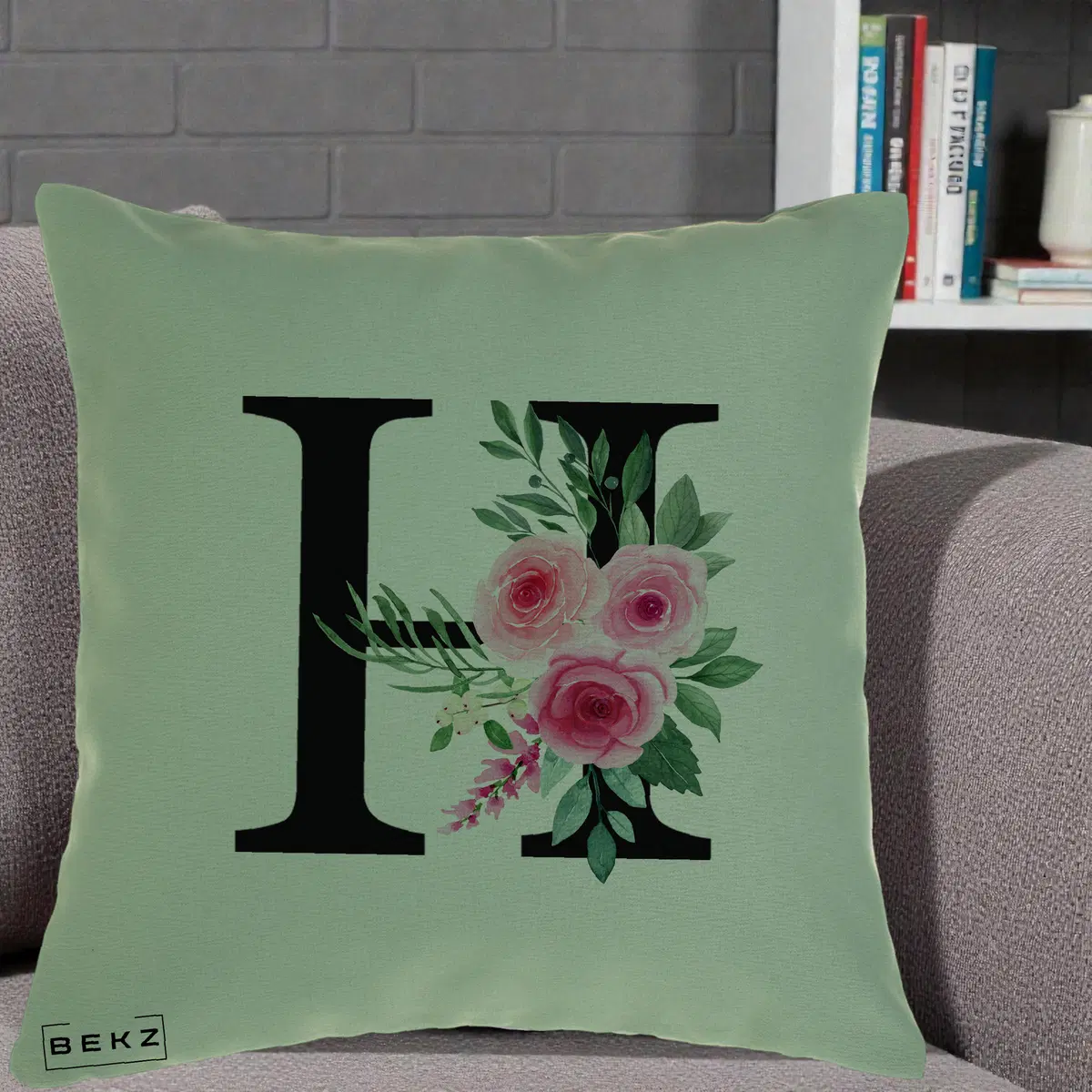 Perna Decorativa Monograma Florala Litera H cu Trandafiri Roz, 40x40 cm, Verde, Husa Detasabila, Perna, BEKZ®
