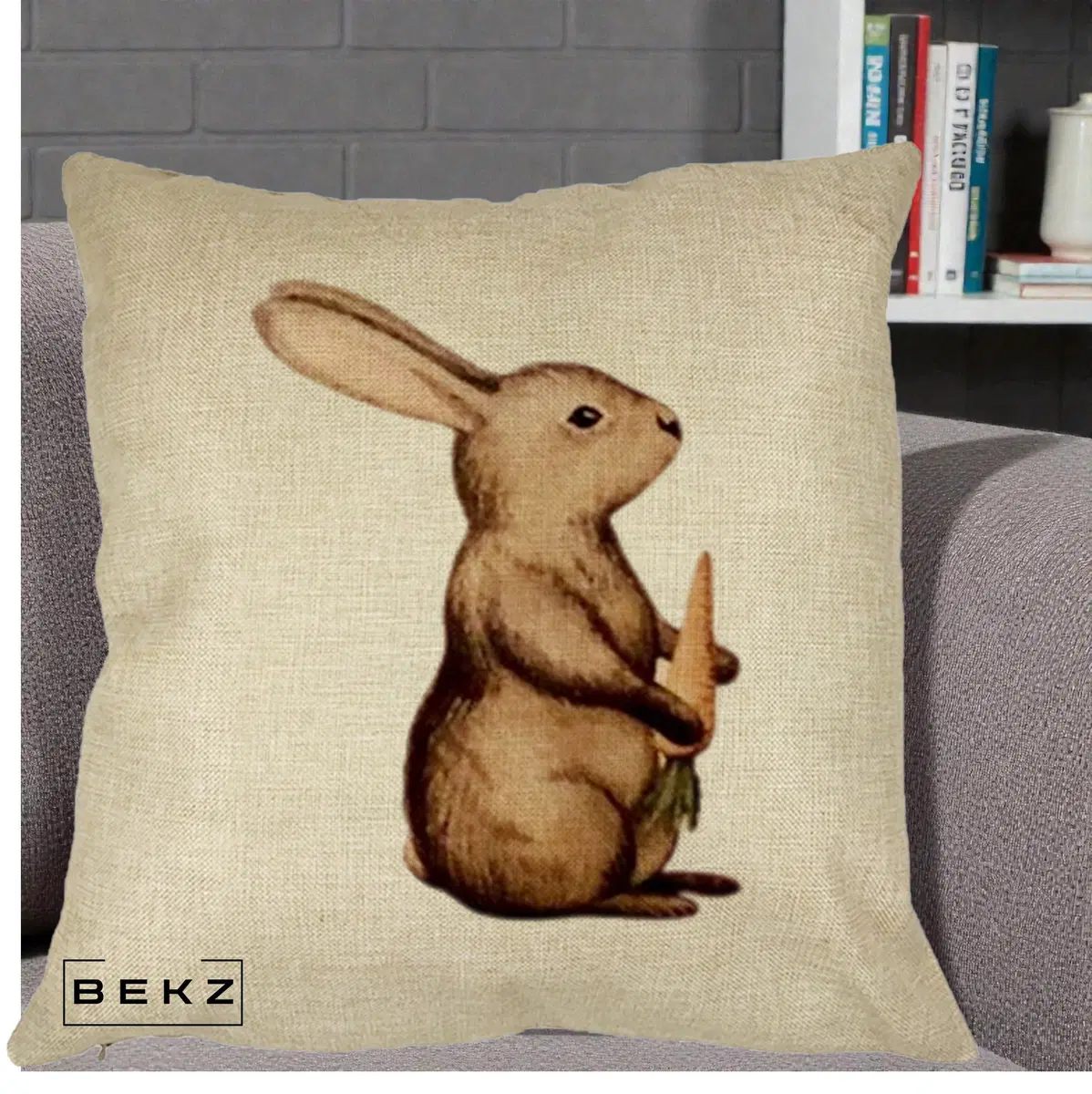 Perna Decorativa Iepuras Acuarela cu Morcov, 40x40 cm, Crem, Husa Detasabila, Perna, BEKZ®
