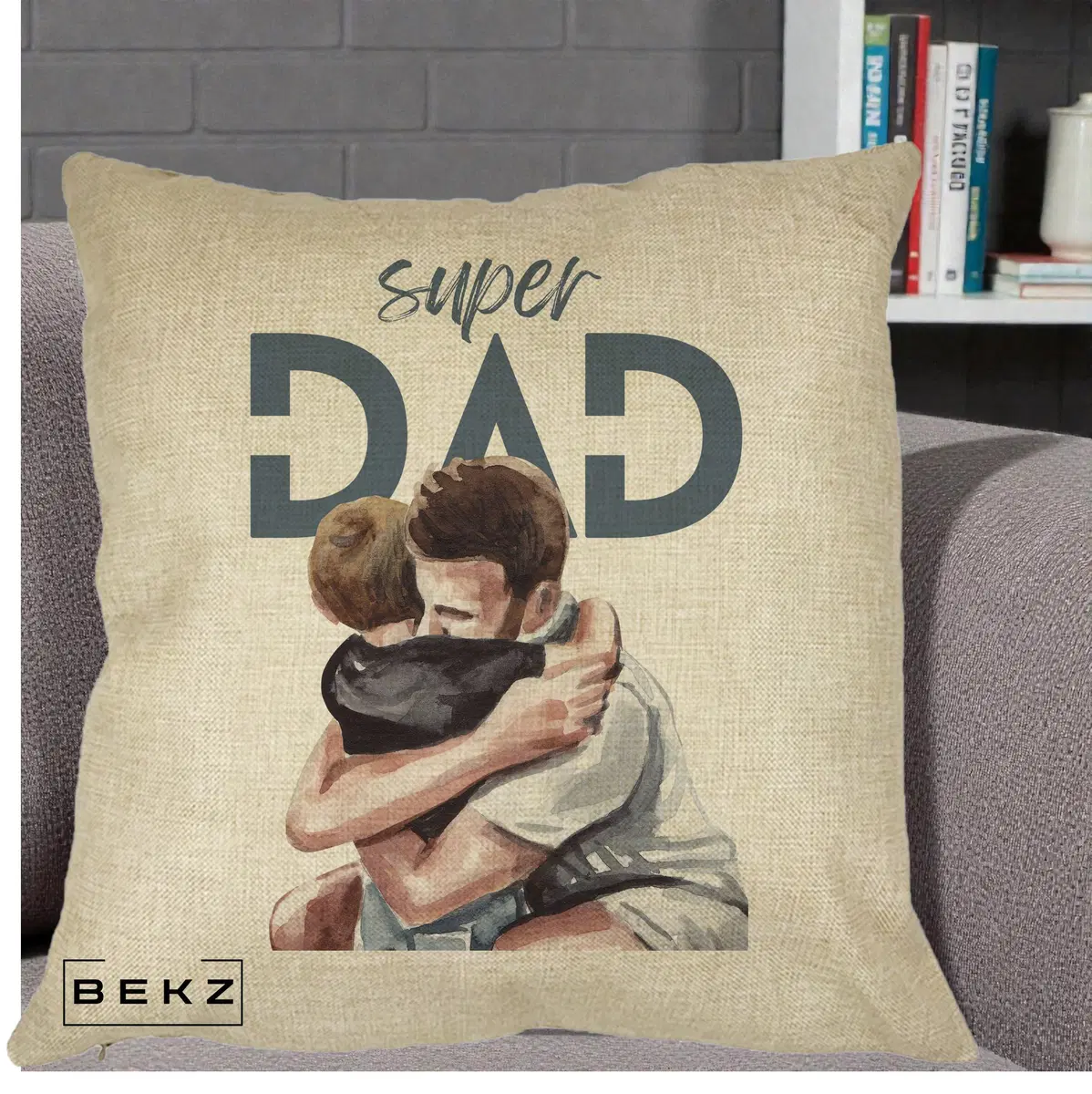 Perna Decorativa Super Dad Tata si Fiu Imbratisare, 40x40 cm, Crem, Husa Detasabila, Perna, BEKZ®