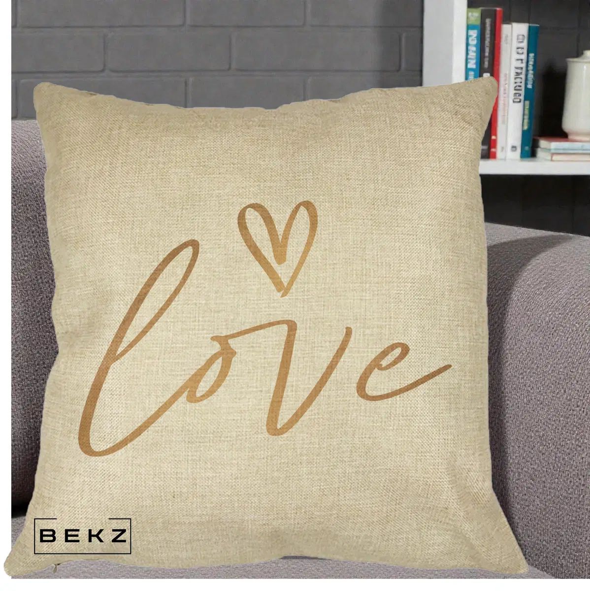 Perna Decorativa Love Caligrafie Aurie, 40x40 cm, Crem, Husa Detasabila, Perna, BEKZ®