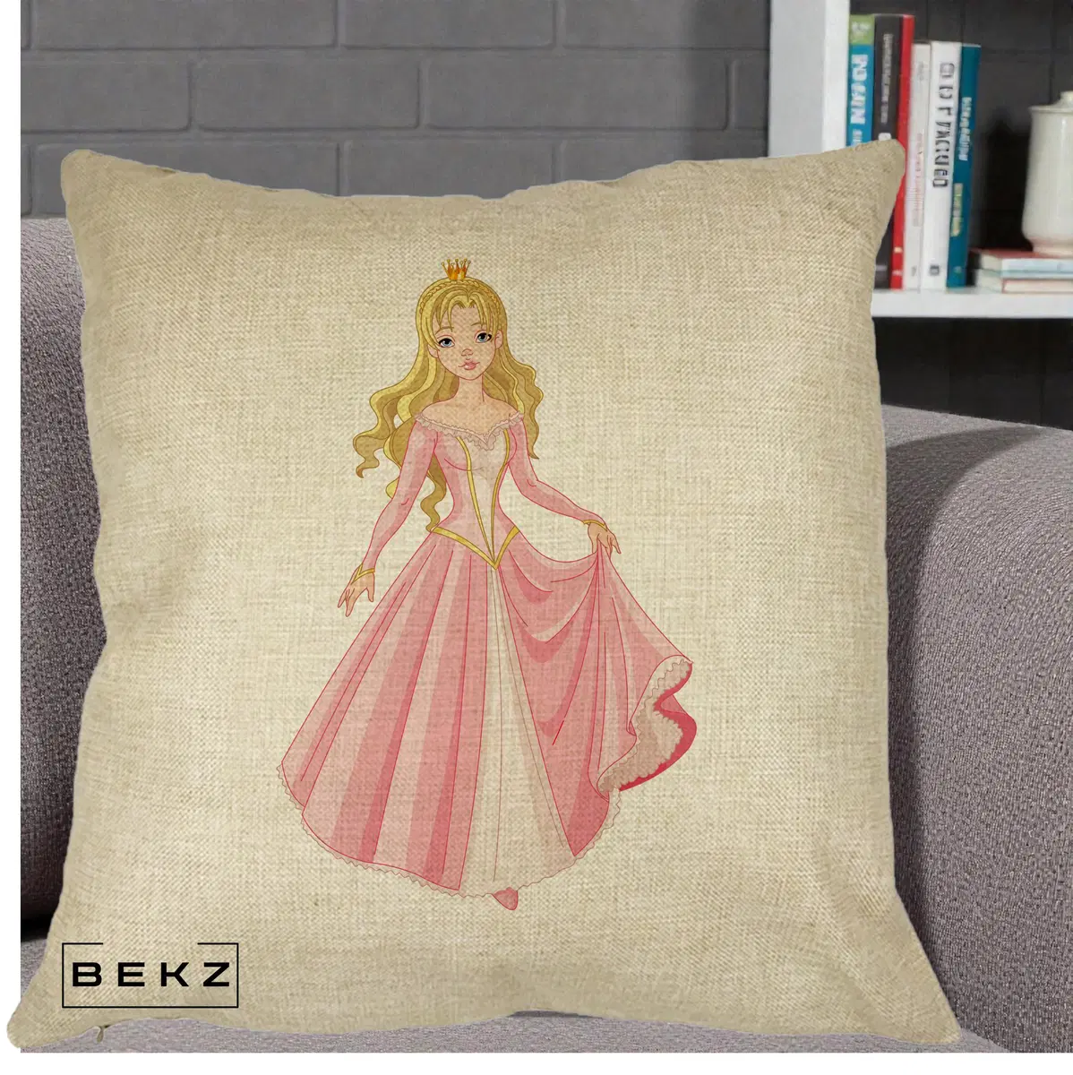 Perna Decorativa Printesa Aurora Rochie Roz, 40x40 cm, Crem, Husa Detasabila, Perna, BEKZ®