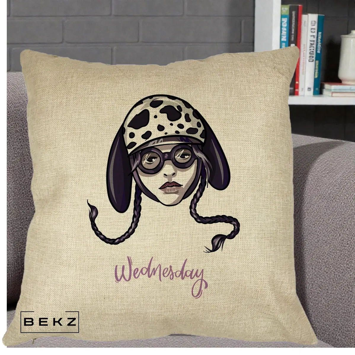 Perna Decorativa Wednesday Addams cu Caine Dalmatian, 40x40 cm, Crem, Husa Detasabila, Perna, BEKZ®