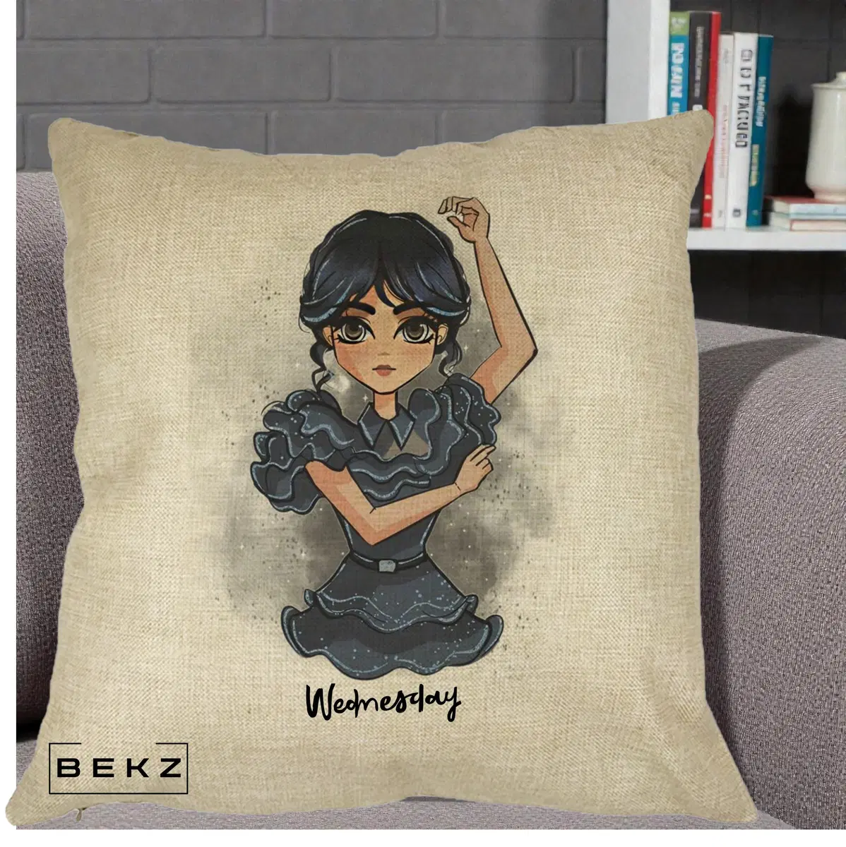 Perna Decorativa Wednesday Addams Dancing Queen, 40x40 cm, Crem, Husa Detasabila, Perna, BEKZ®