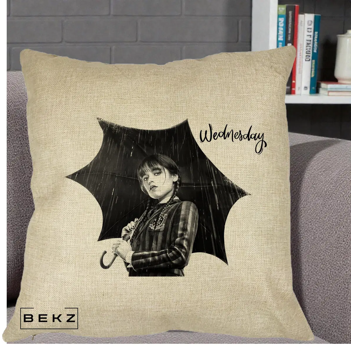 Perna Decorativa Wednesday Addams cu Umbrela Foto, 40x40 cm, Crem, Husa Detasabila, Perna, BEKZ®