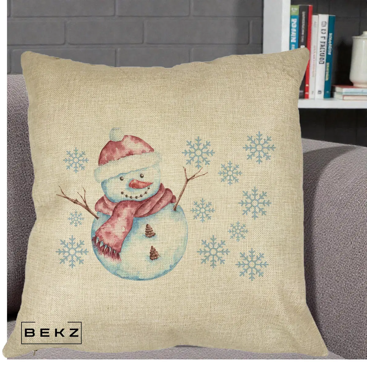 Perna Decorativa Om de Zapada Rosu cu Fulgi, 40x40 cm, Crem, Husa Detasabila, Perna, BEKZ®
