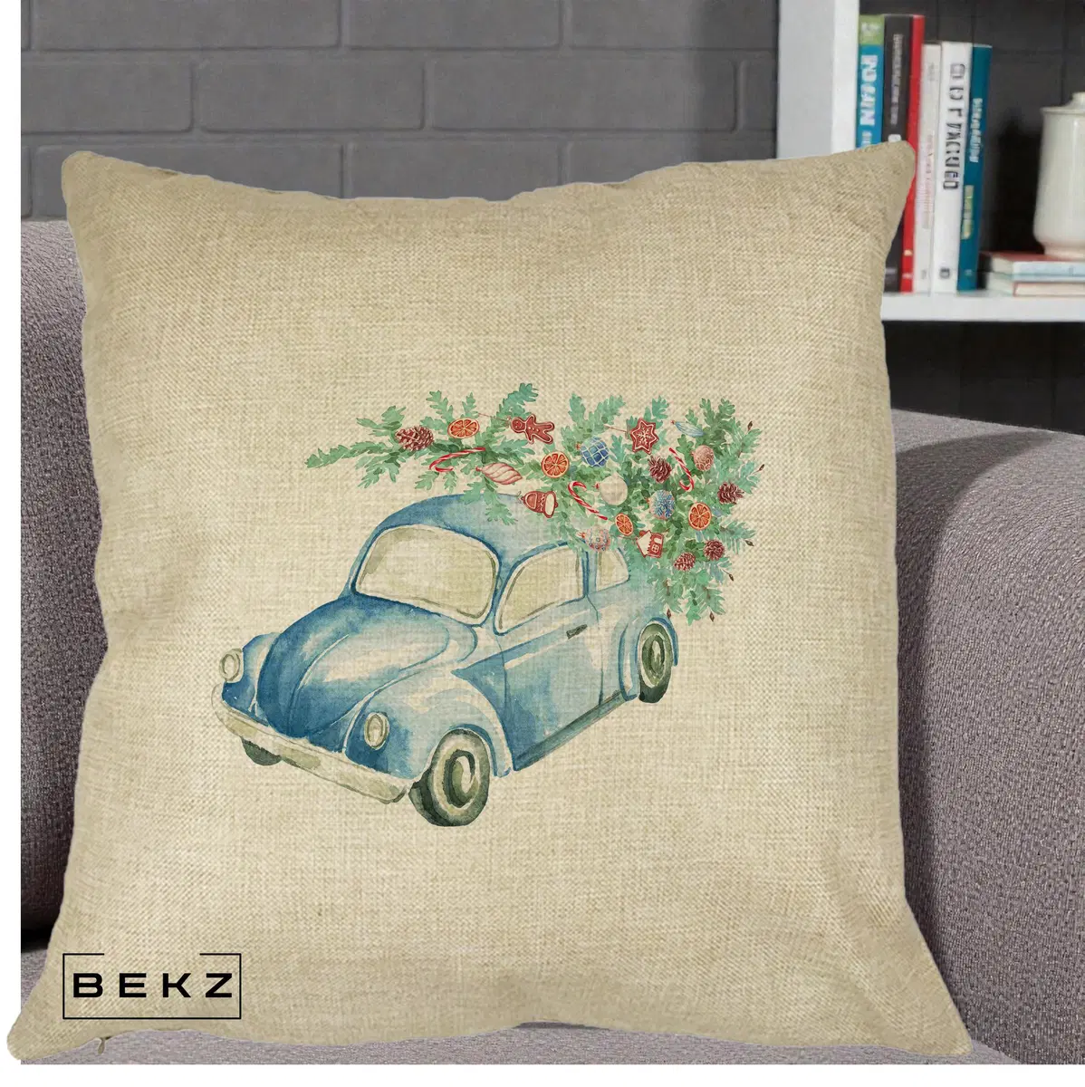 Perna Decorativa Masinuta Albastra cu Brad de Craciun, 40x40 cm, Crem, Husa Detasabila, Perna, BEKZ®