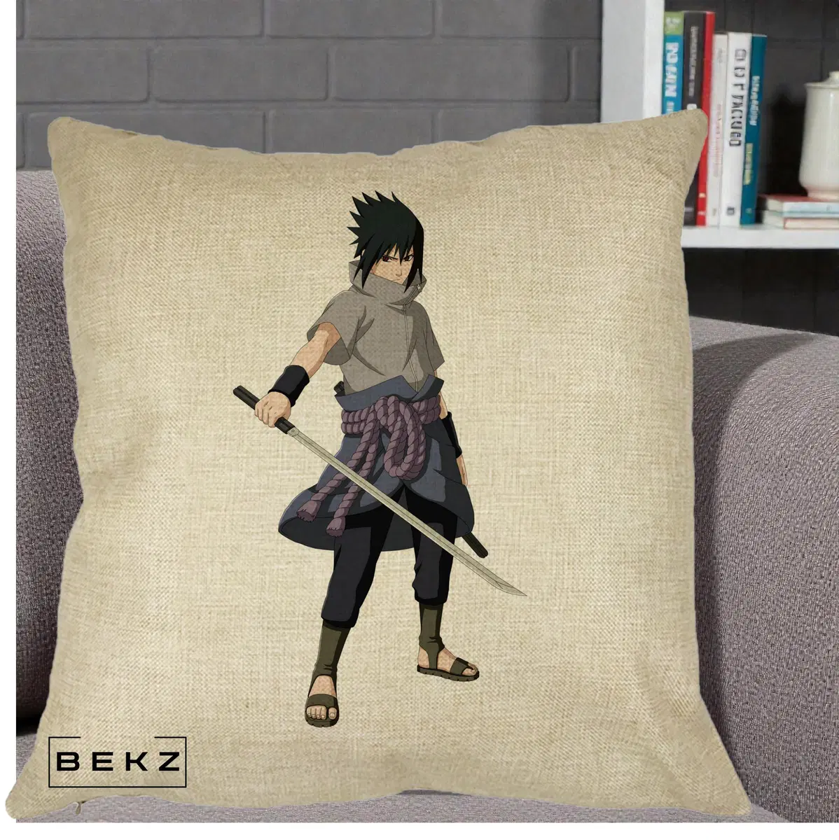 Perna Decorativa Naruto Sasuke Uchiha cu Sabia, 40x40 cm, Crem, Husa Detasabila, Perna, BEKZ®