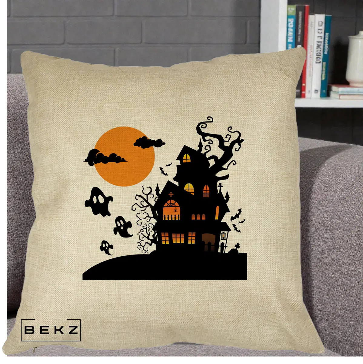 Perna Decorativa Halloween Casa Bantuita cu Fantome, 40x40 cm, Crem, Husa Detasabila, Perna, BEKZ®