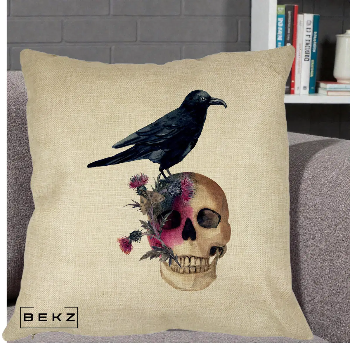Perna Decorativa Craniu cu Corb si Flori Gothic, 40x40 cm, Crem, Husa Detasabila, Perna, BEKZ®