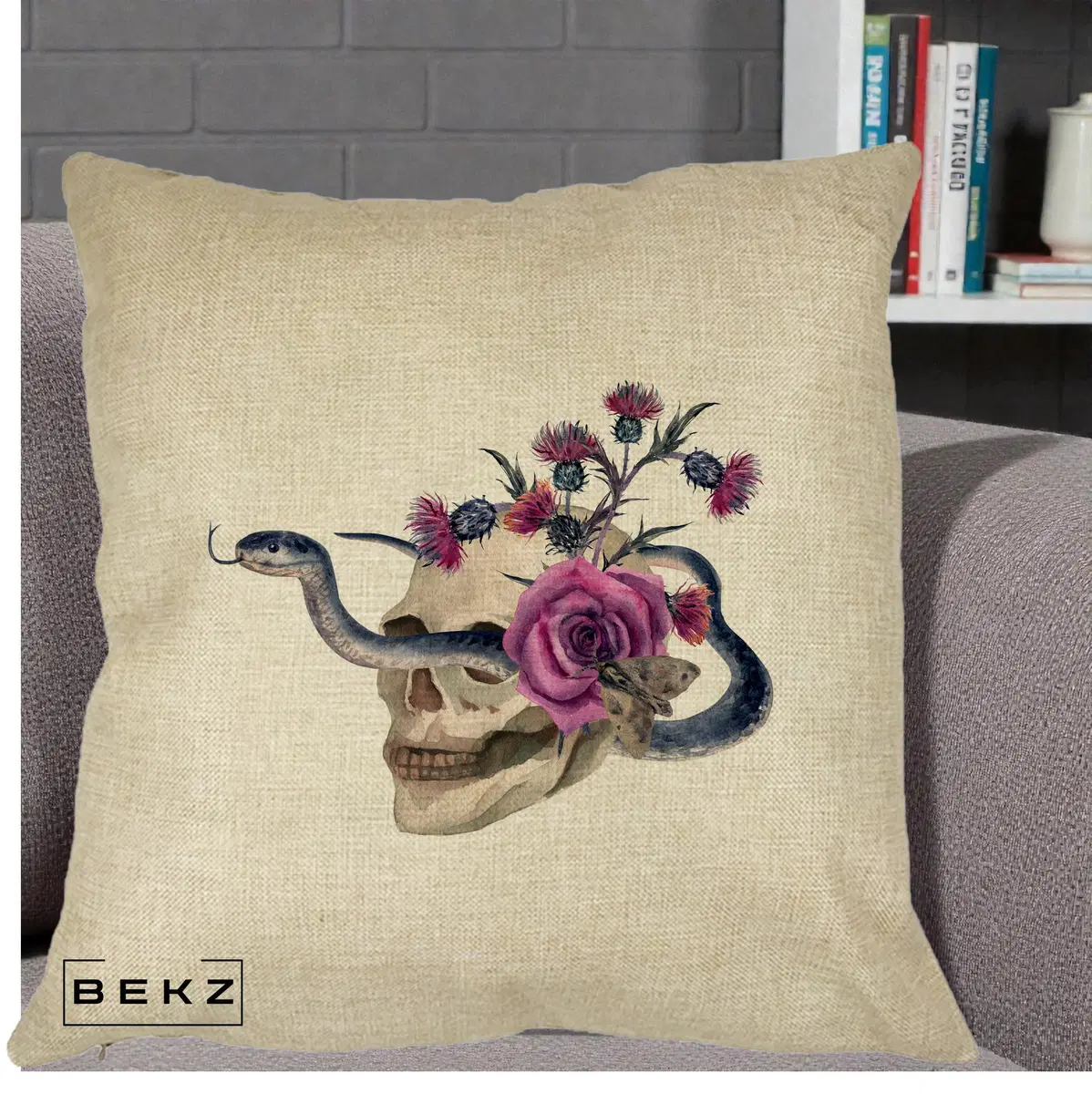 Perna Decorativa Craniu cu Sarpe si Trandafiri Gothic, 40x40 cm, Crem, Husa Detasabila, Perna, BEKZ®