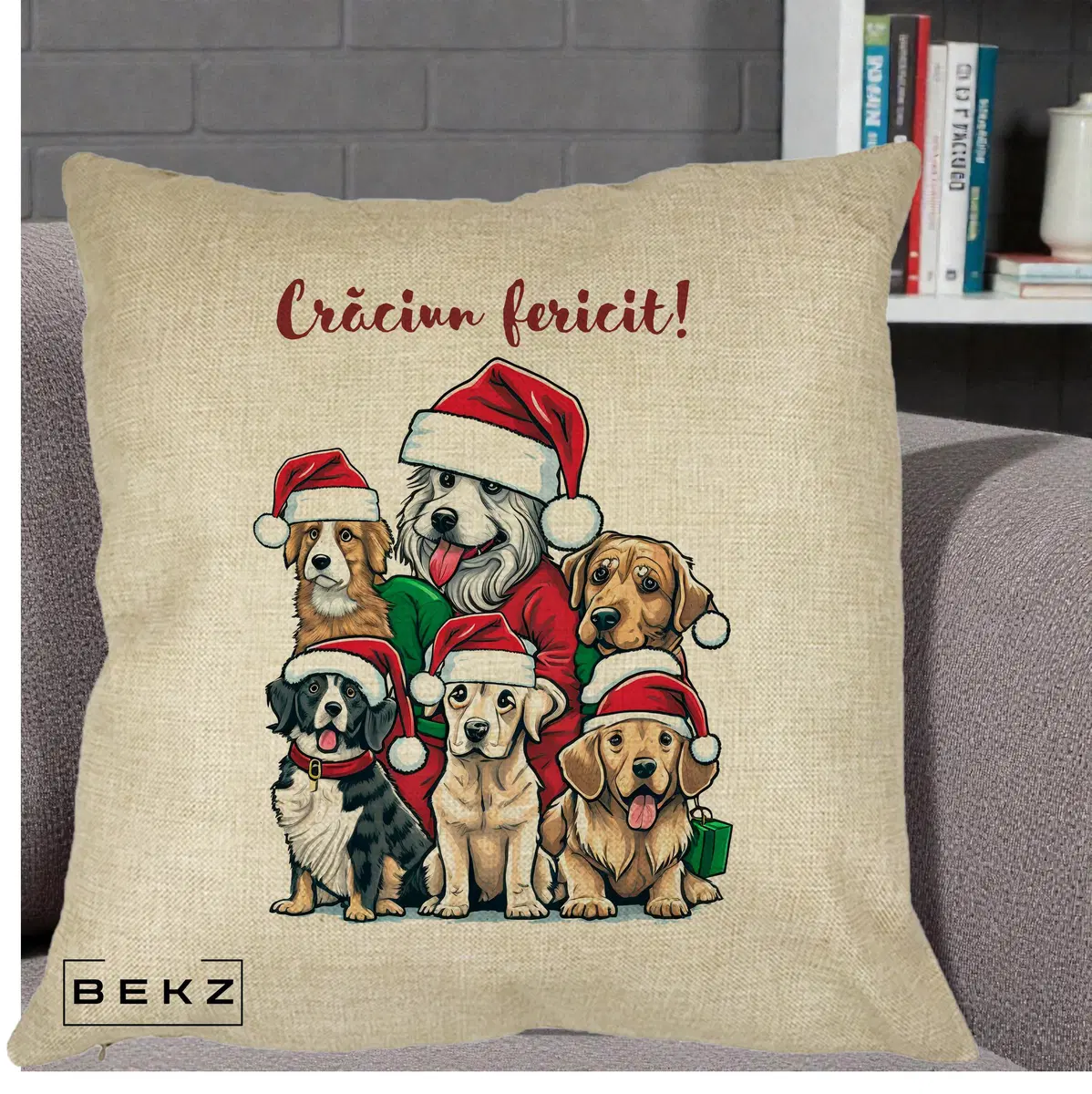 Perna Decorativa Caini cu Bonete Craciun Fericit, 40x40 cm, Crem, Husa Detasabila, Perna, BEKZ®