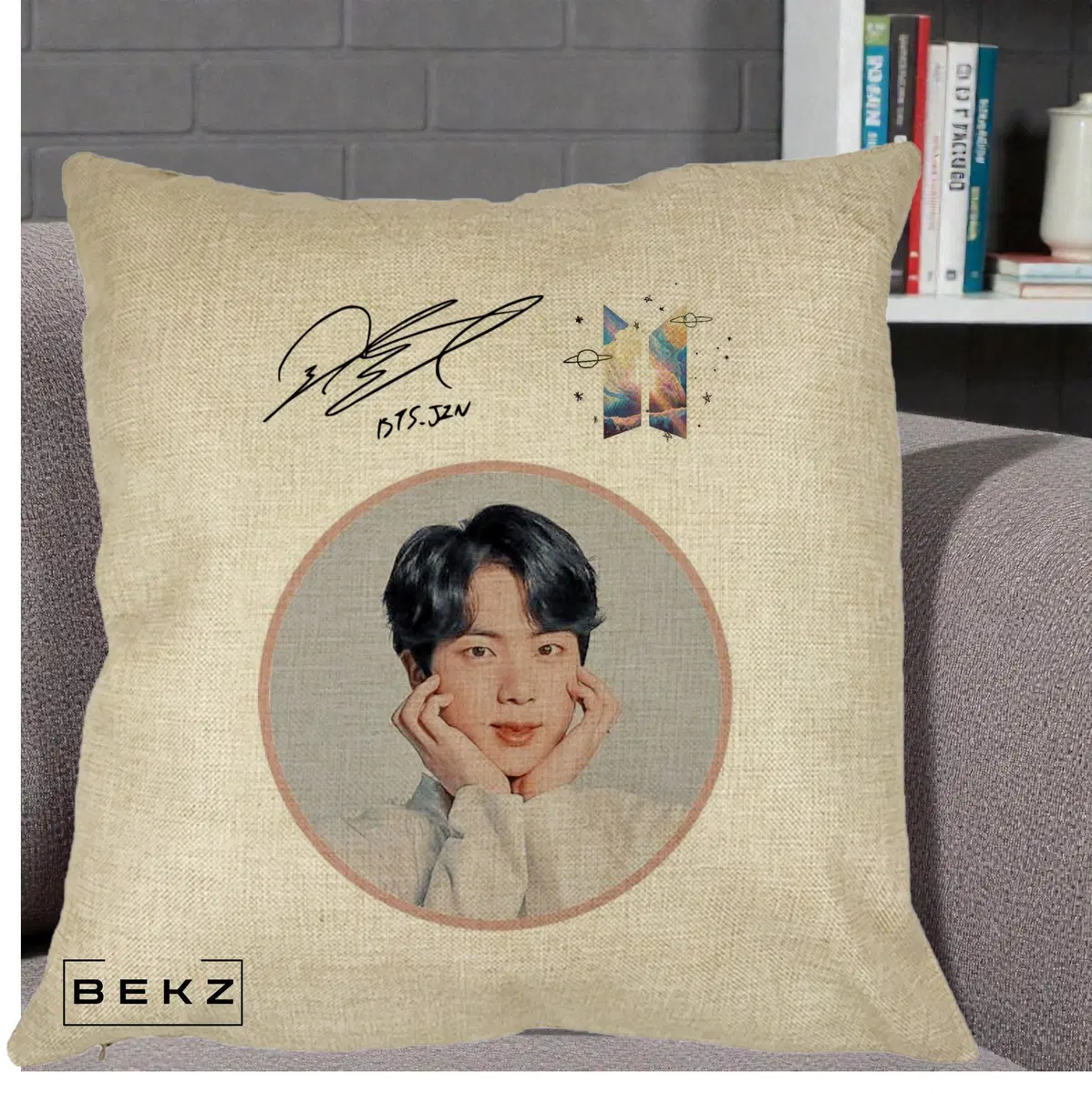 Perna Decorativa BTS Jin Portret cu Autograf si Logo, 40x40 cm, Crem, Husa Detasabila, Perna, BEKZ®